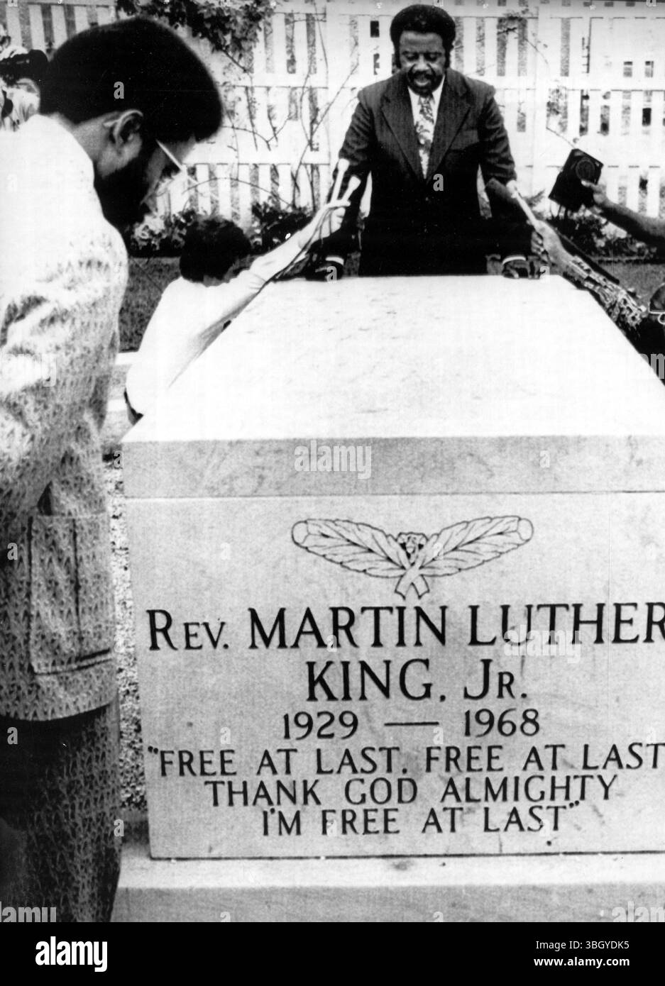 Il dottor Ralph David Abernathy si ferma per pregare presso la tomba del suo predecessore, il dottor Martin Luther King Jr. Dopo aver annunciato le sue dimissioni da presidente della Southern Christian Leadership Conference. Foto Stock