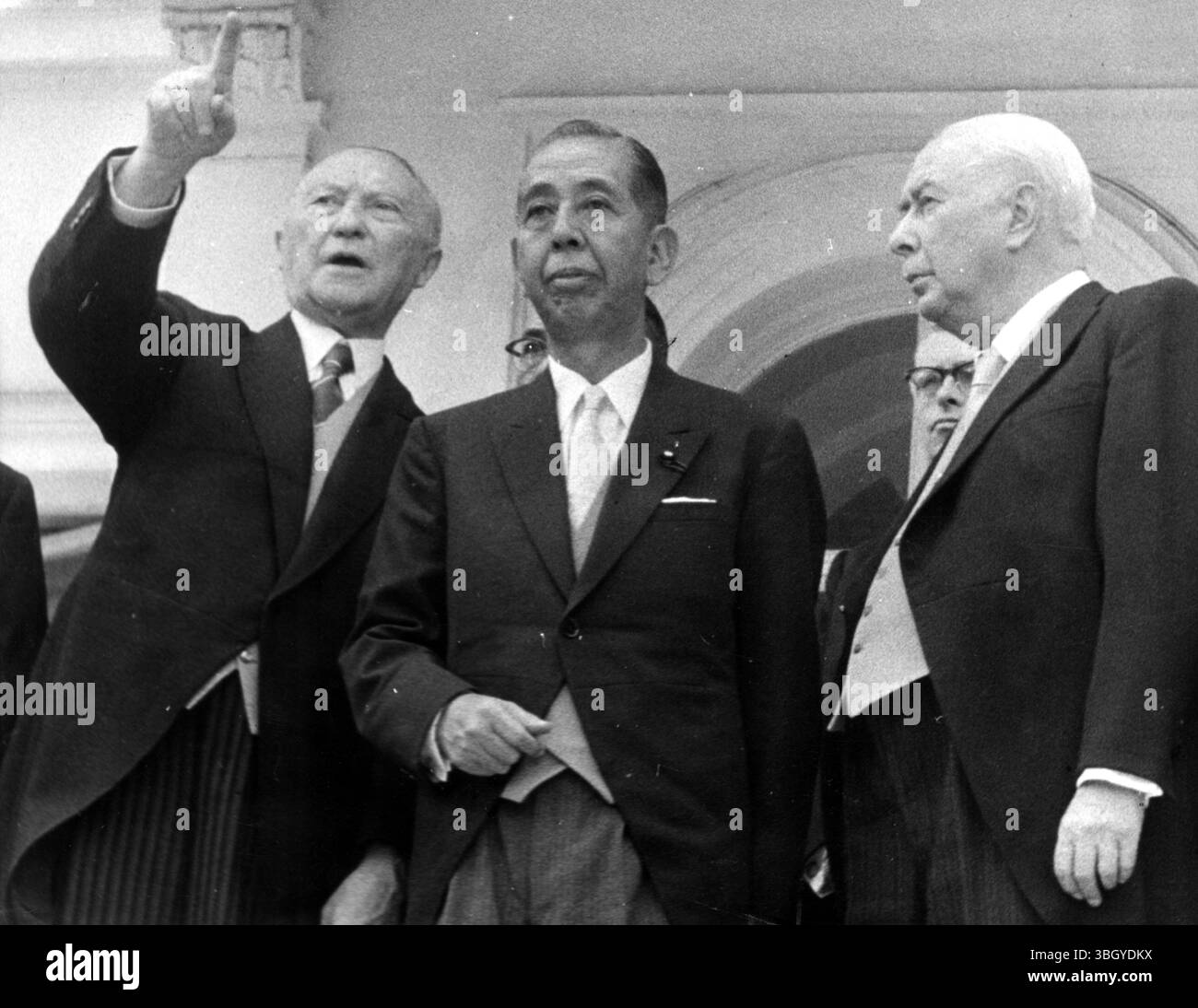 Il primo ministro giapponese Nobosuke Kishi è accolto dal cancelliere della Germania Ovest Konrad Adenauer all'aeroporto di Wahn per una visita di stato di due giorni nella Germania Ovest. Kishi avrebbe dovuto incontrare alti funzionari tedeschi, tra cui Adenauer e il ministro dell'economia Ludwig Erhard, per discutere di relazioni economiche più strette tra la Germania Ovest e il Giappone. 16 luglio 1959 Foto Stock