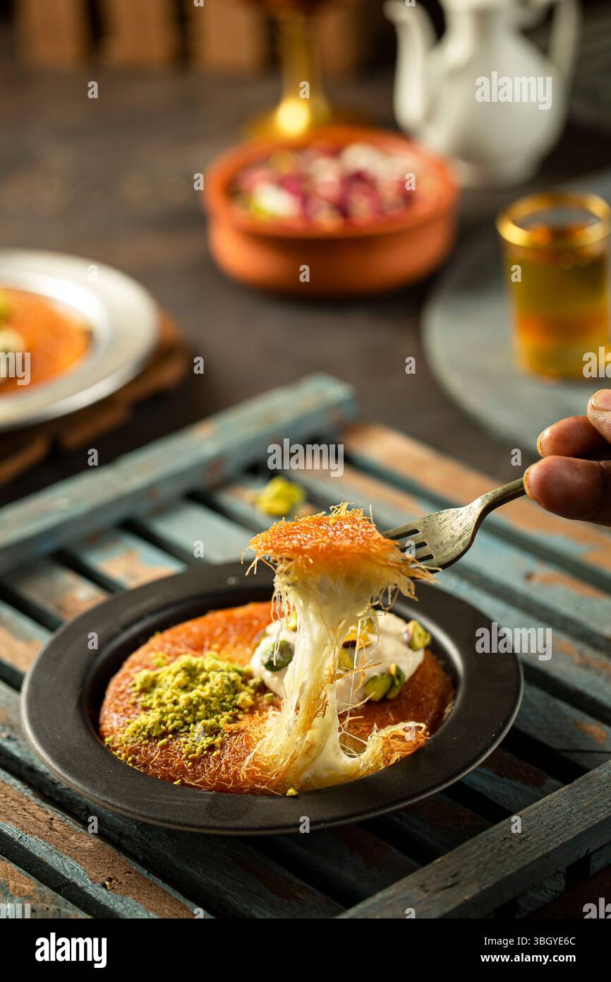 Formaggio knafeh, dessert arabo mediorientale. Foto Stock