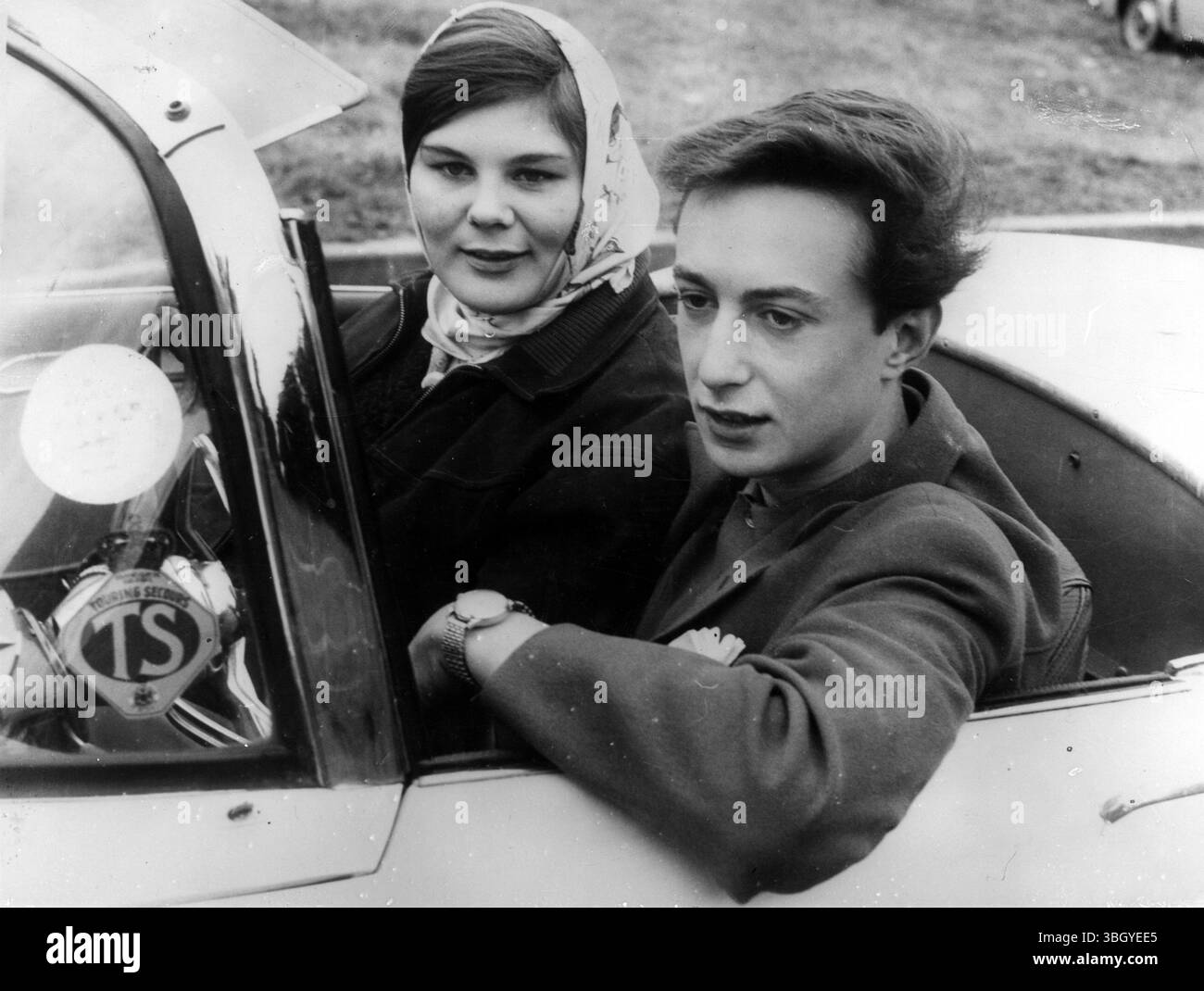 Il figlio di Millionairess, John de Keyser, ha puntato la sua favolosa eredità per l'amore di una shopgirl. Ha sfidato la sua regina della moda madre ed è fuggito in Scozia per sposare uno degli assistenti dei negozi di sua madre da 7 sterline a settimana. La ragazza che è scappata con il figlio della signora Celine de Keyser è Miriam Engelen. La coppia è arrivata ieri e ha firmato all'ufficio dei registrar di Gretna Green, ma all'arrivo hanno ricevuto uno shock perché John pensava che la legge scozzese consentisse a una coppia di sposarsi entro 3 giorni, invece di 3 settimane. Ora significa che la coppia dovrà tornare ad Anversa per affrontare la madre di John. Pictur Foto Stock