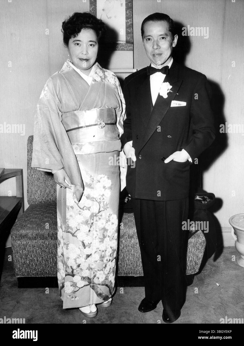 Ambasciatore giapponese alle Nazioni Unite, Toshikazu Kase è tra i diplomatici e le celebrità che hanno partecipato al Benefit Premier del nuovo film d'opera di I. F. E., 'Madame Butterfly', il teatro baronetto. I proventi della coproduzione italo-giapponese andranno a beneficio del servizio musicale dei veterani ricoverati del Fondo di emergenza dei musicisti. 23 aprile 1956 Foto Stock