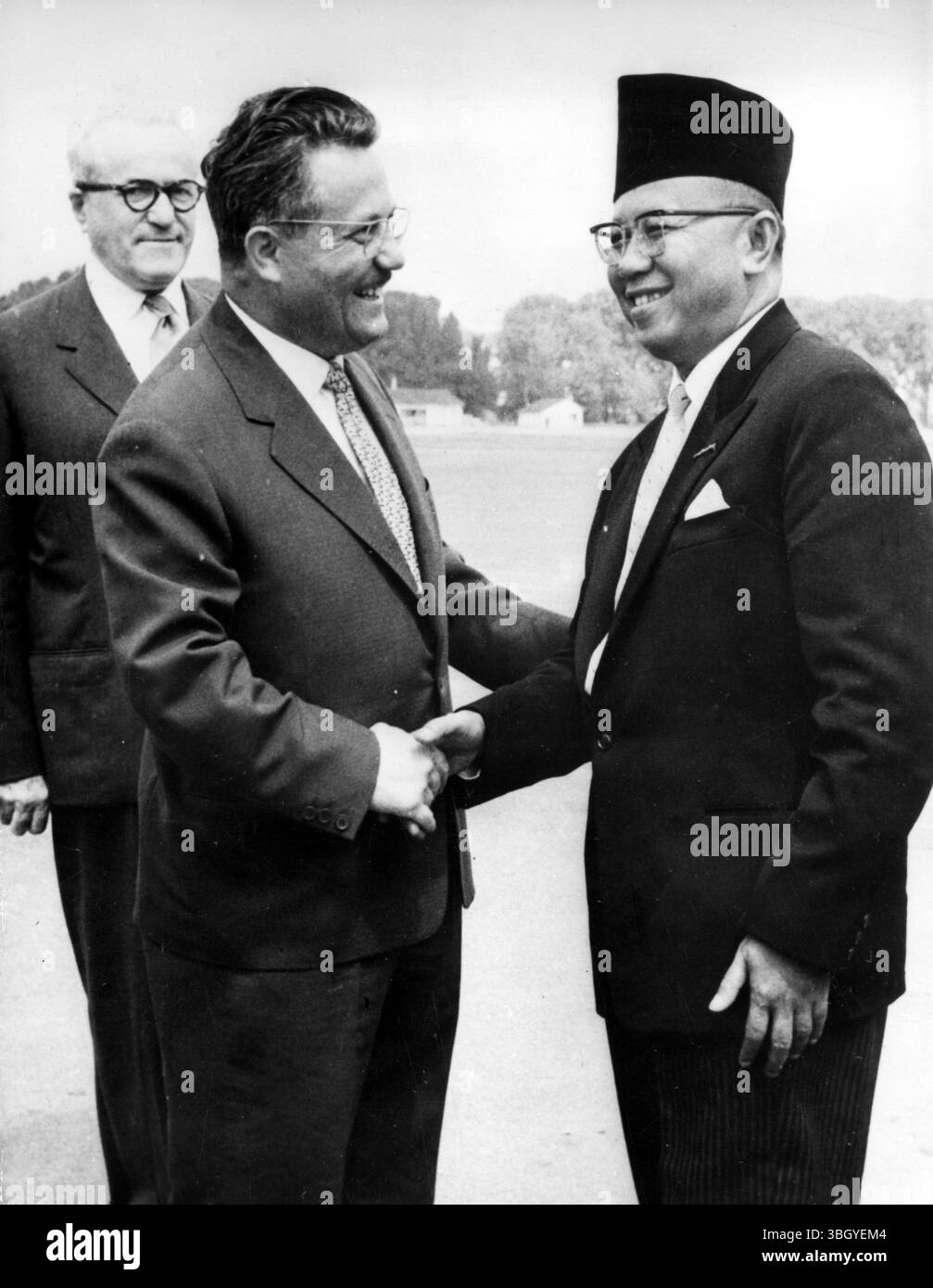 Il primo ministro indonesiano Jouanda Kartavijaya (a destra) è il benvenuto in Jugoslavia da Edvard Kardelj, vicepresidente del governo federale della Jugoslavia, all'aeroporto di Belgrado il 29 luglio. Il signor Kartavijaya e' in visita ufficiale di 5 giorni nel paese. 31 luglio 1960 Foto Stock