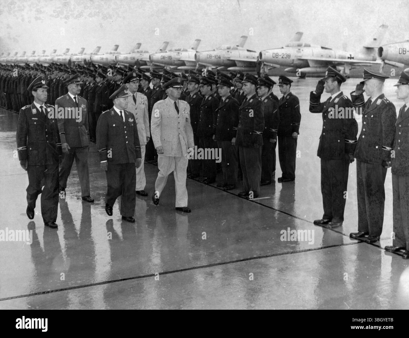 L'aeronautica tedesca ricevette il suo terzo squadrone di bombardieri da caccia, in quanto ufficiali tedeschi e americani di alto rango parteciparono alle cerimonie di messa in servizio. Sony ispezionando i ranghi del nuovo squadrone, composto da 50 aerei del tipo F-84-F Thunder Streak, sono (da sinistra a destra) tenente colonnello Steingross, comandante della base aerea di Lechfield; generale Hans-Joachim Huth, capo del gruppo aereo meridionale della Germania; generale Josef Kammhuber, ispettore generale dell'aeronautica tedesca; generale Herbert Thatcher, capo del gruppo consultivo americano a Bonn; e generale Frank Everest, comandante della forza aerea degli Stati Uniti Foto Stock