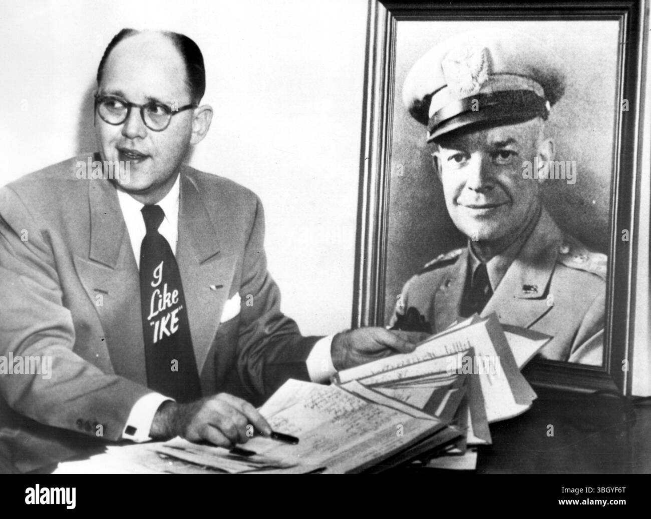 Henry B Jameson, presidente del Dickinson County Eisenhower club, sfoggia una cravatta "i Like Ike". La foto del generale Eisenhower è stata inviata dagli ammiratori. 24 ottobre 1951 Foto Stock