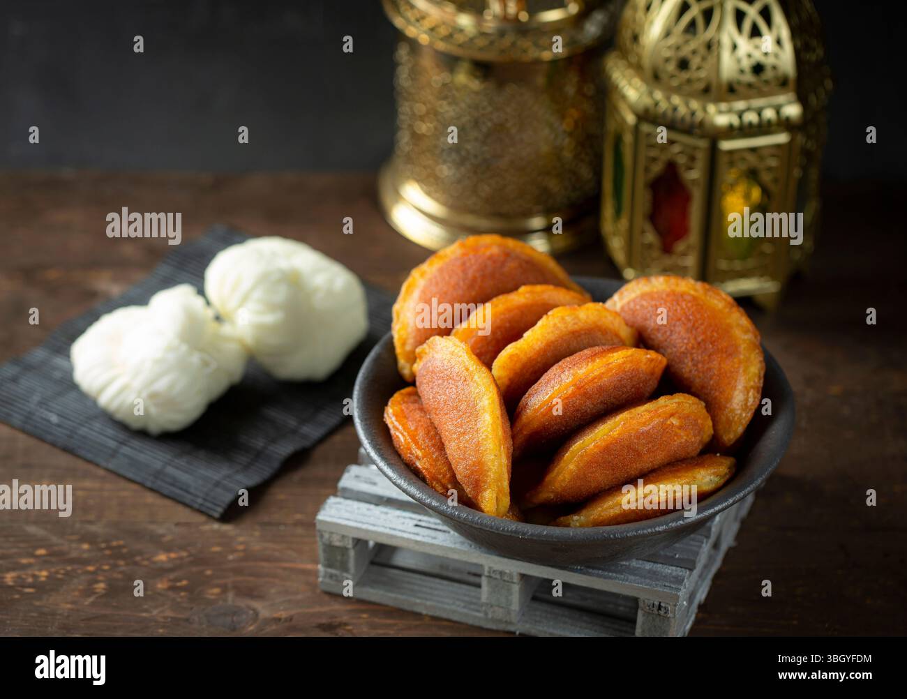 Qatayef ripieno di formaggio. Foto Stock