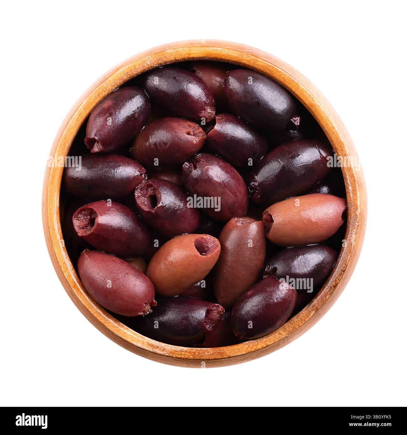 Olive Kalamata snocciolate, chiamate anche olive Kalamon, in una ciotola di legno. Olive grandi e viola raccolte a mano, con consistenza liscia e carnosa. Foto Stock