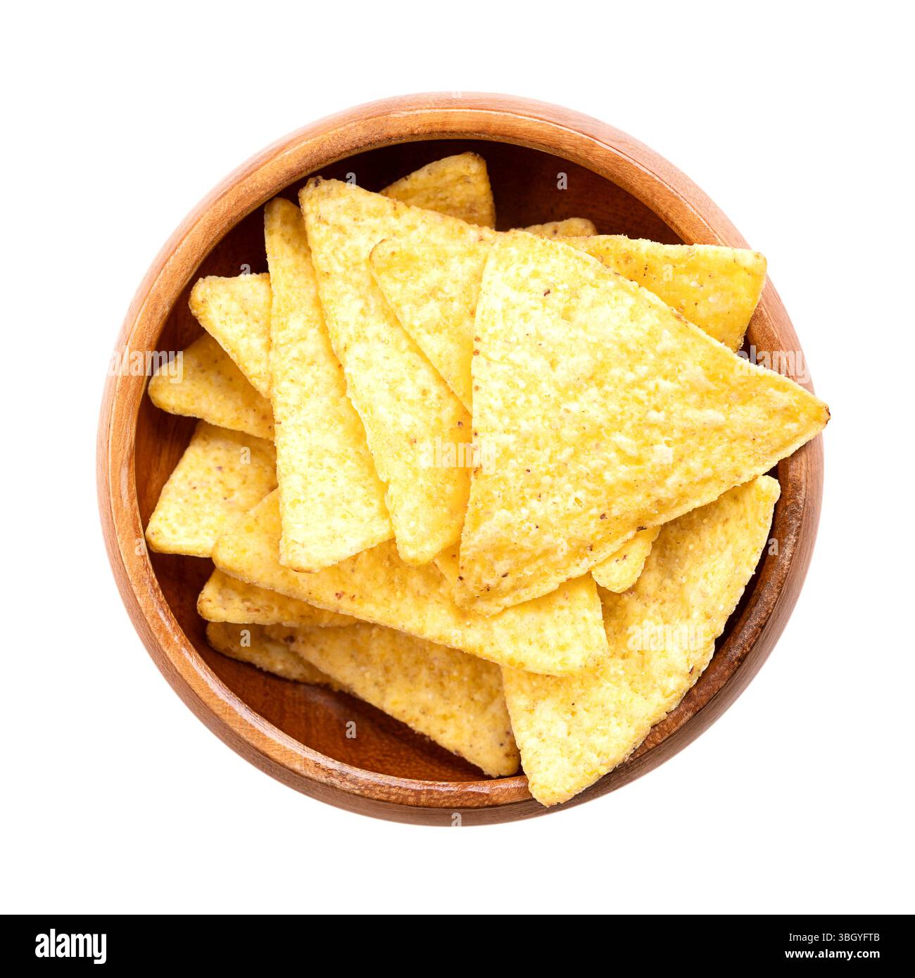 Frittelle di tortilla in un recipiente di legno. Snack classici e croccanti, realizzati con tortillas di mais, tagliati a spicchi a forma di triangolo, fritti nell'olio, leggermente salati. Foto Stock