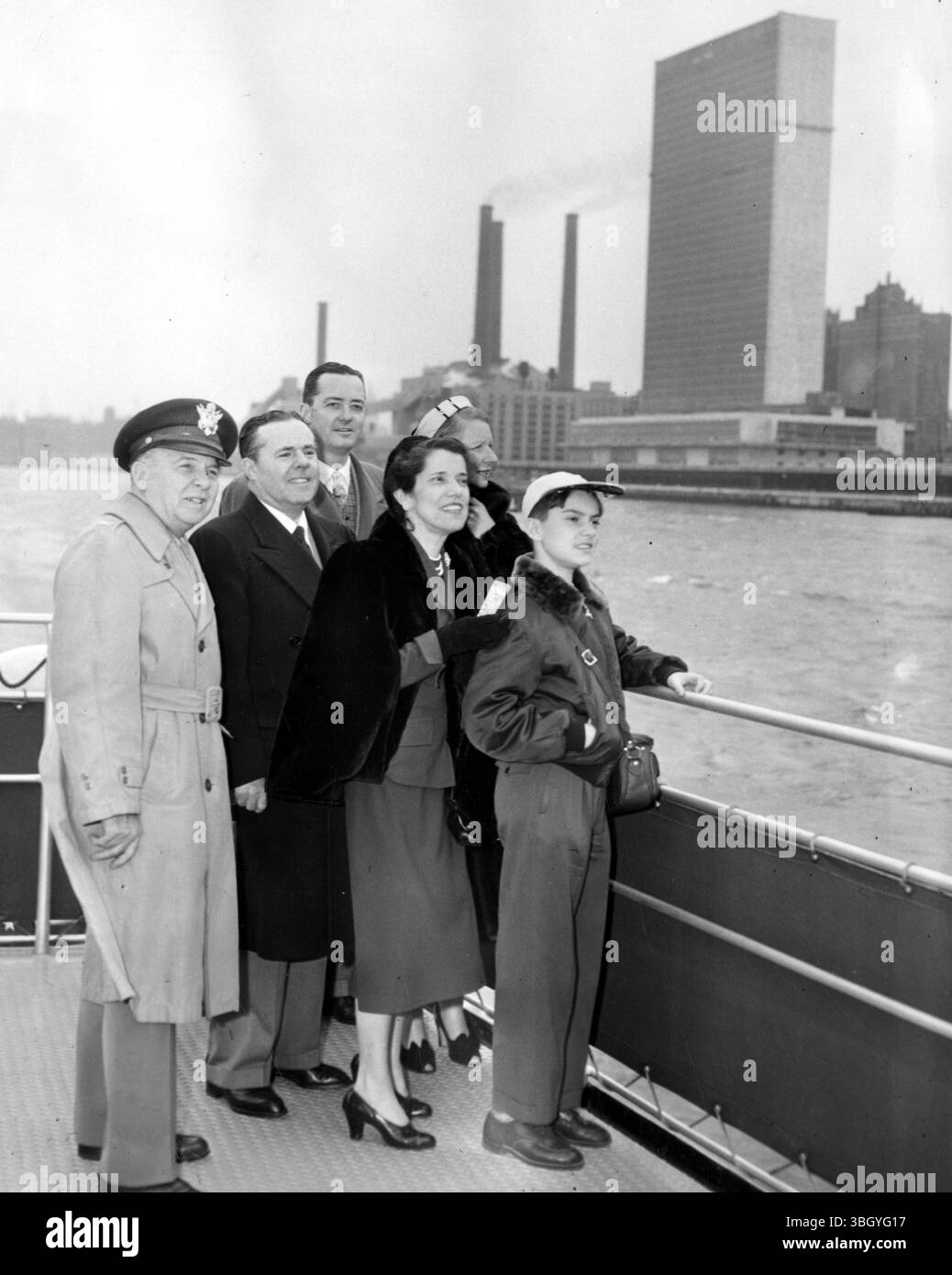 La signora Douglas MacArthur (primo piano) e suo figlio Arthur (a destra) ammirano l'isola di Manhattan dall'East River durante un tour panoramico. Nel giusto contesto si trova la costruzione delle Nazioni Unite. Con loro ci sono (da sinistra a destra) il colonnello Sidney Huff, Walter Shirley, City Commission of Commerce; Edward F Cavanagh, City Commissioner of Marine and Aviation e Mrs Vincent Impellitteri, moglie del sindaco di New York. 22 aprile 1951 Foto Stock