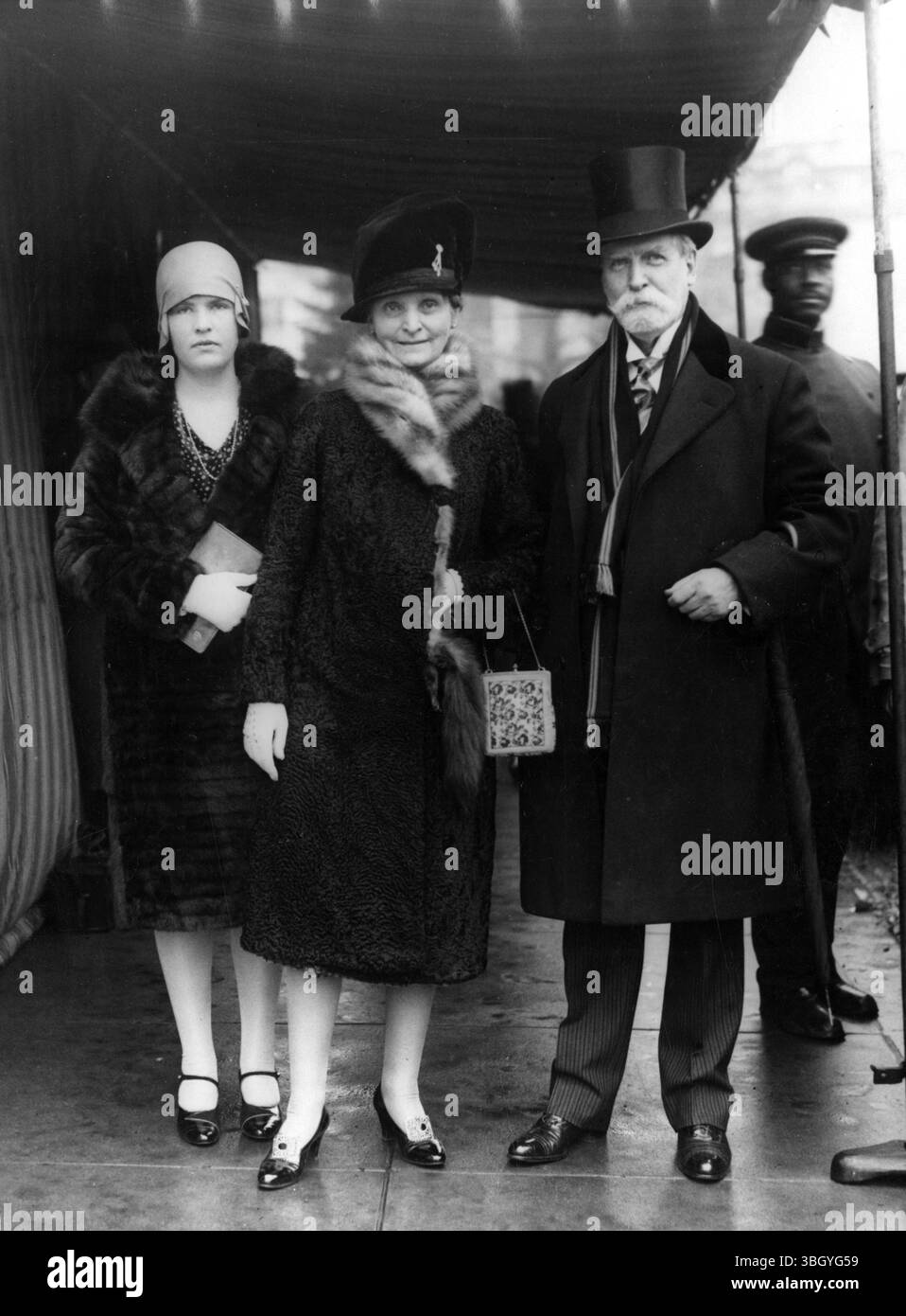 L'ex Segretario di Stato Charles Evans Hughes e sua moglie e sua figlia Elizabeth, mentre partecipano alla festa di Capodanno per diplomatici stranieri nell'edificio dell'unione panamericana. Foto Stock