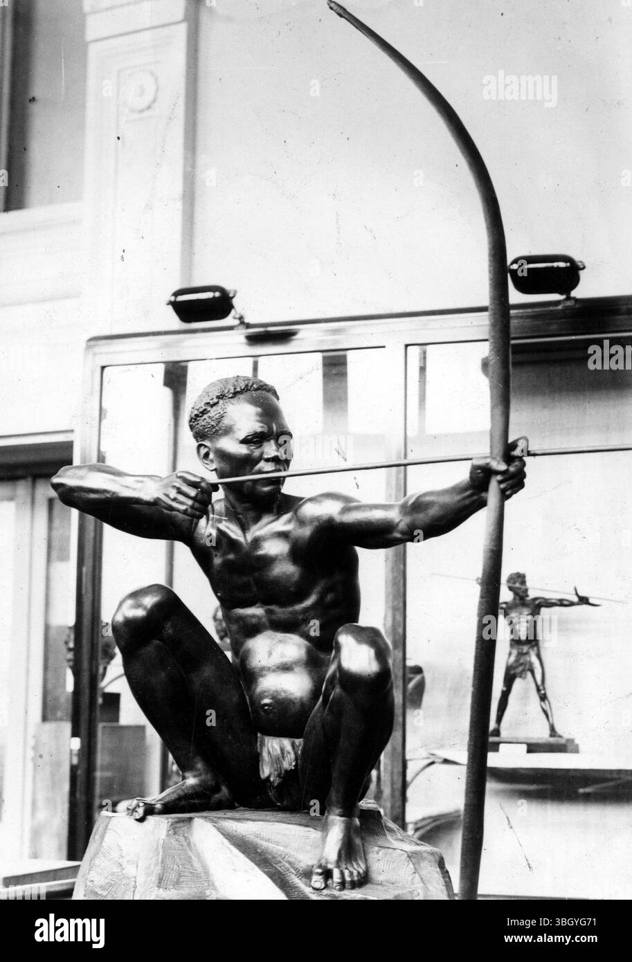 Una scultura in bronzo di un uomo delle Andamane, proveniente dall'isola delle Andamane nell'Oceano Indiano con arco e freccia, è in mostra al Museo di Stato del Trocadero. 9 novembre 1933 Foto Stock