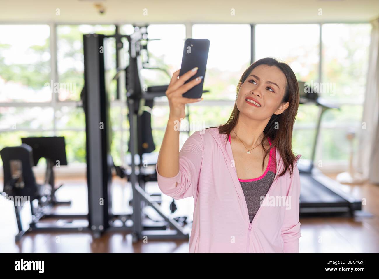 Ritratto di donna asiatica che si esercita in palestra Foto Stock