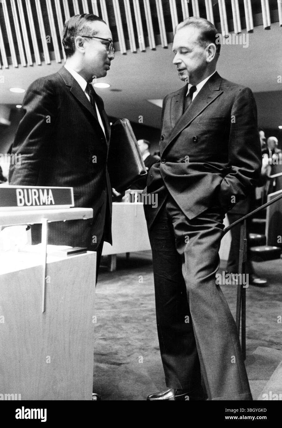 Segretario generale delle Nazioni Unite Dag Hammarskjold (a destra) con U Thant. Foto Stock