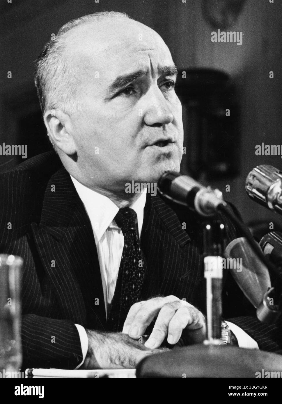 La commissione per le relazioni estere del Senato oggi ha approvato all'unanimità la nomina dell'avvocato di New York Fowler Hamilton a capo della nuova agenzia di aiuti esteri del presidente Kennedy. Hamilton è mostrato testimoniare durante l'audizione di 45 minuti in cui ha promesso che la nuova agenzia per lo sviluppo internazionale su una solida base di gestione. 22 settembre 1961 Foto Stock