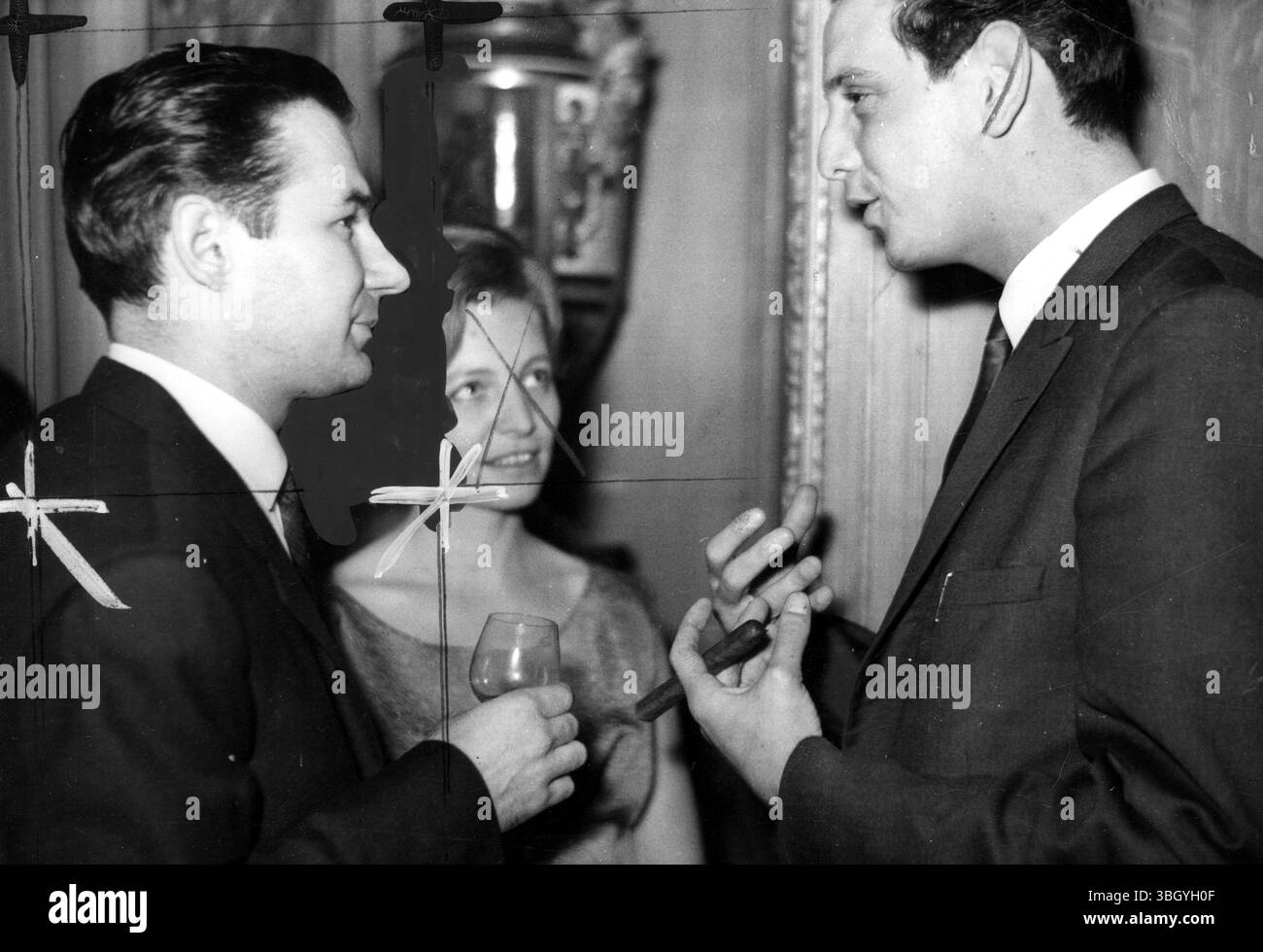 Al giorno delle forze armate sovietiche. Anatolij Gromyko (sinistra), figlio del ministro degli Esteri sovietico Andrei Gromyko, primo segretario appena nominato presso l'ambasciata sovietica a Londra, e di sua moglie chiacchiera con l'accusa umana D'affaises a Londra, il senor Dom Manuel Stolik Novygrod ad un ricevimento tenuto presso l'ambasciata Soveit. 24 febbraio 1962 Foto Stock