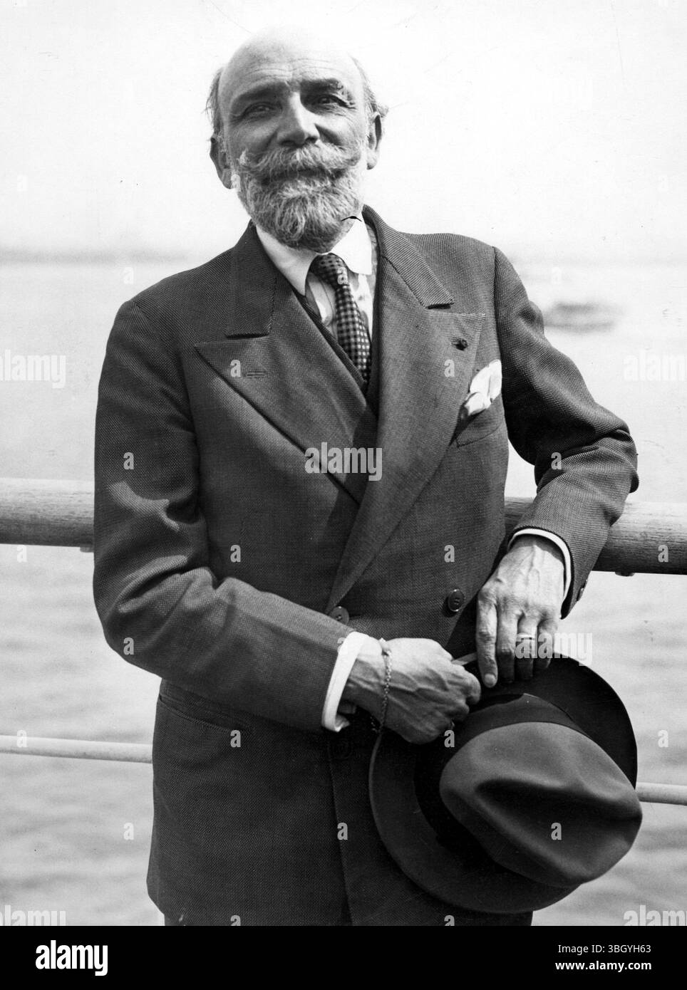 Il famoso poeta francese arriva negli Stati Uniti per la prima volta. Nella foto mentre arrivò sulla SS Ile De France a New York. 19 settembre 1933 Foto Stock