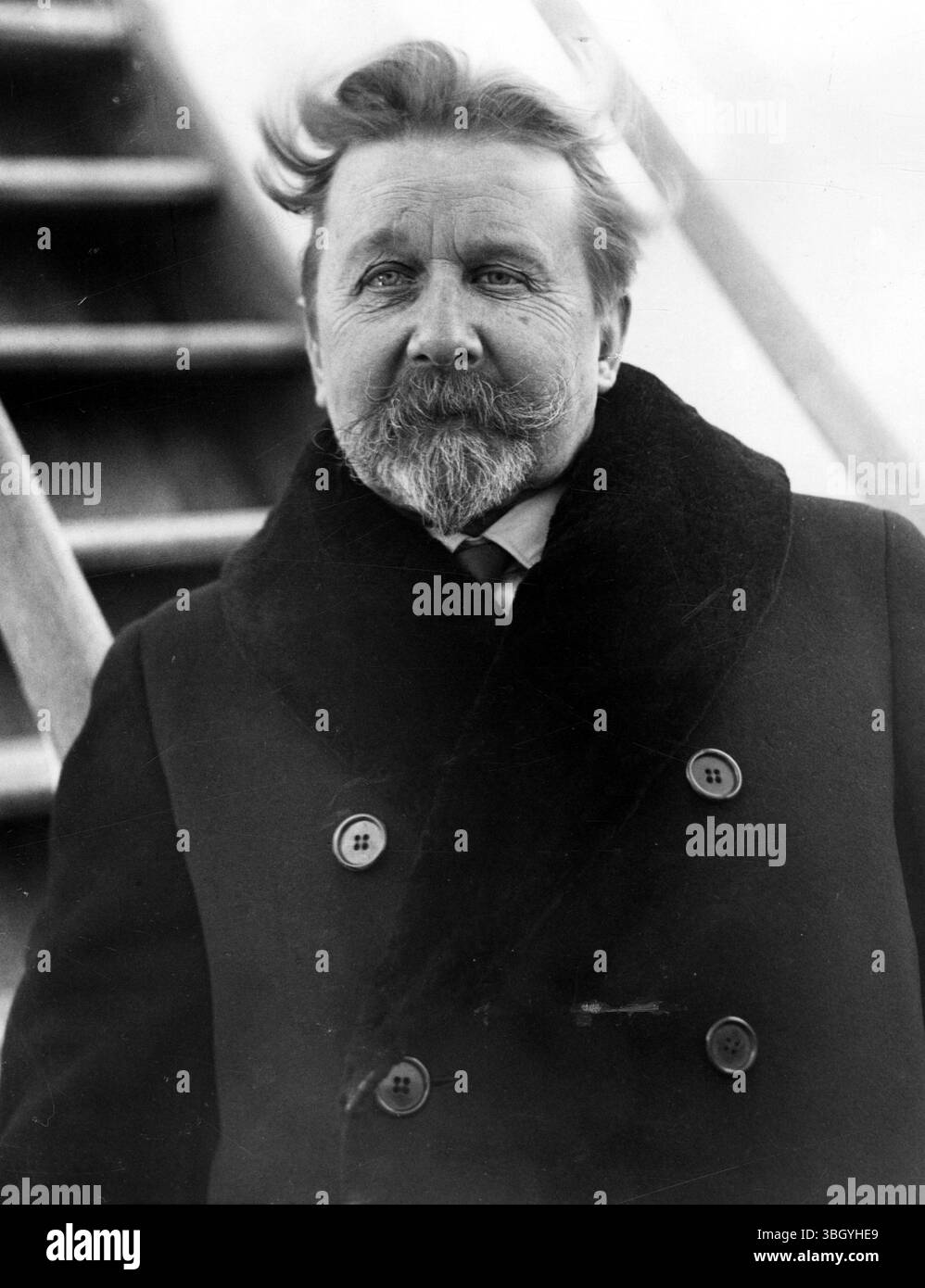 Arriva il compositore russo. Alexandre Gretchaninoff, famoso compositore russo, è visto a bordo della SS Ile de France appena arrivato a New York. 2 marzo 1932 Foto Stock