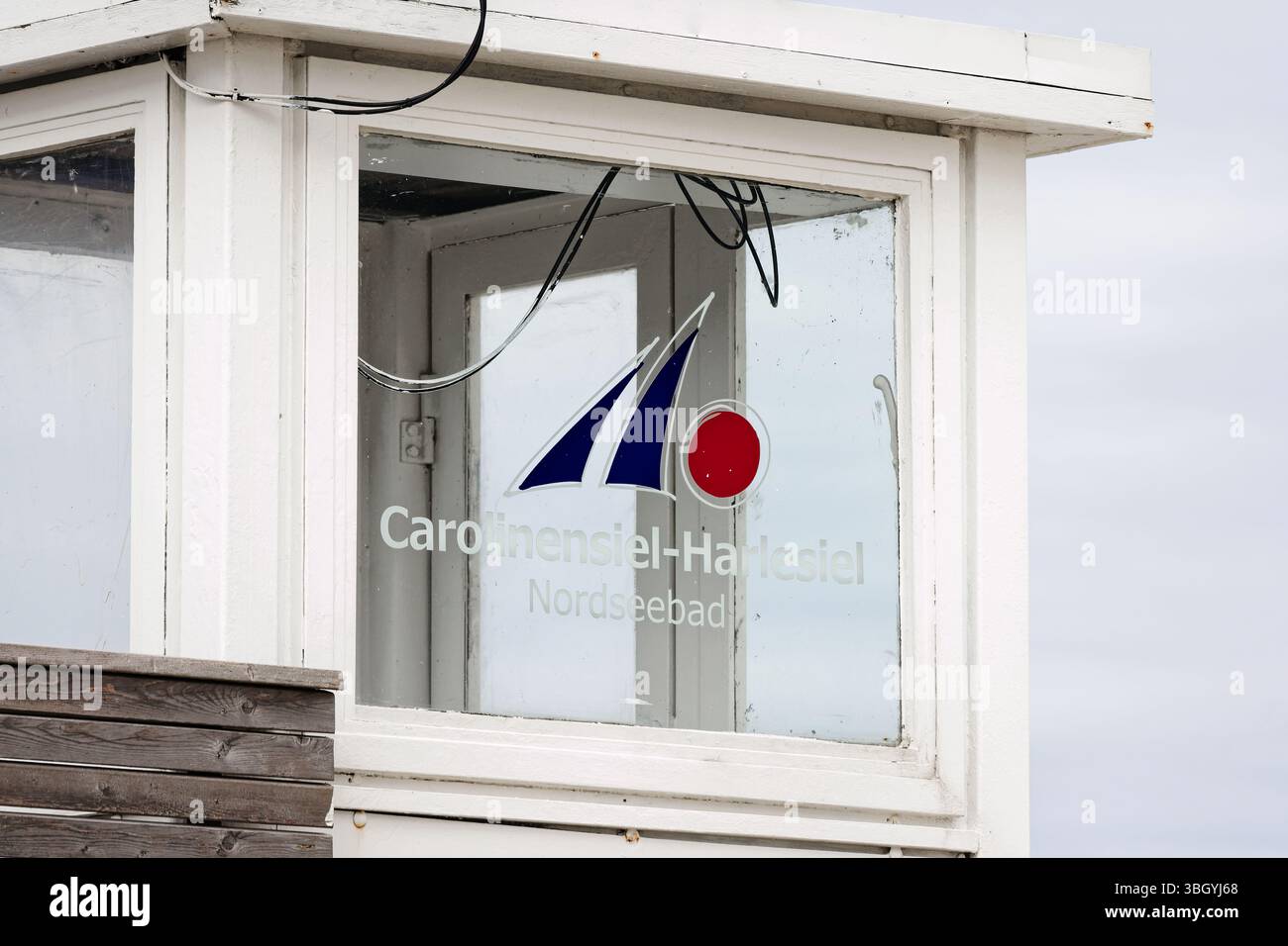 Carolinensiel-Harlesiel Nordseeheilbad, località turistica sul Mare del Nord in Ostfriesland, bassa Sassonia, Germania. Logo sulla torre del bagnino sulla spiaggia. Foto Stock