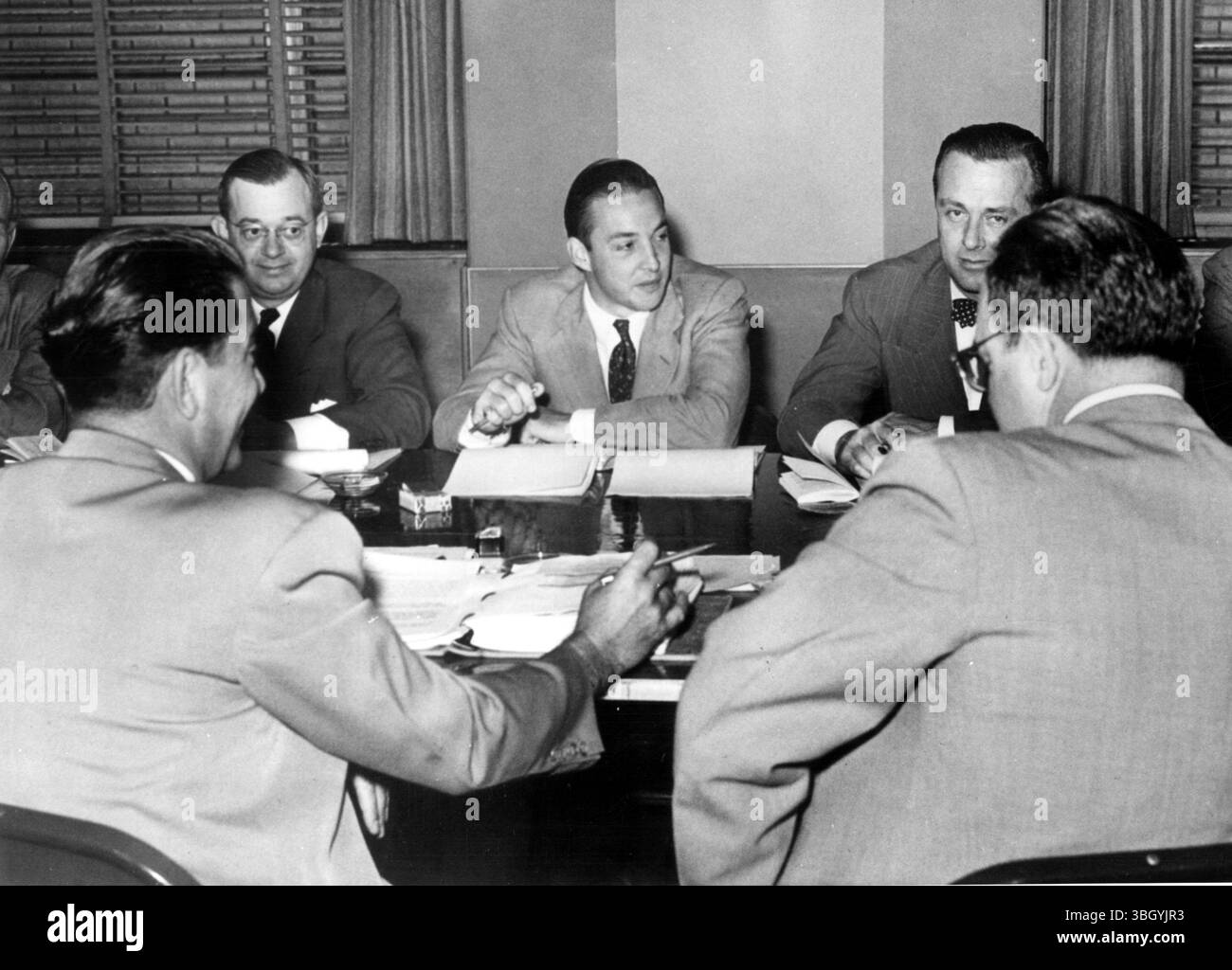 Membro della famiglia Ford. William Clay Ford (centro), il più giovane direttore della Ford Motor Company, siede in onore delle negoziazioni per i contratti di gestione del lavoro. Affiancandolo al tavolo, i rappresentanti dell'azienda M e Beamer (a sinistra) e Mel B Lindquist. Seduti in primo piano ci sono Gene Praho (a sinistra) e Ken Bannon sulla United auto Workers. 9 giugno 1949 Foto Stock