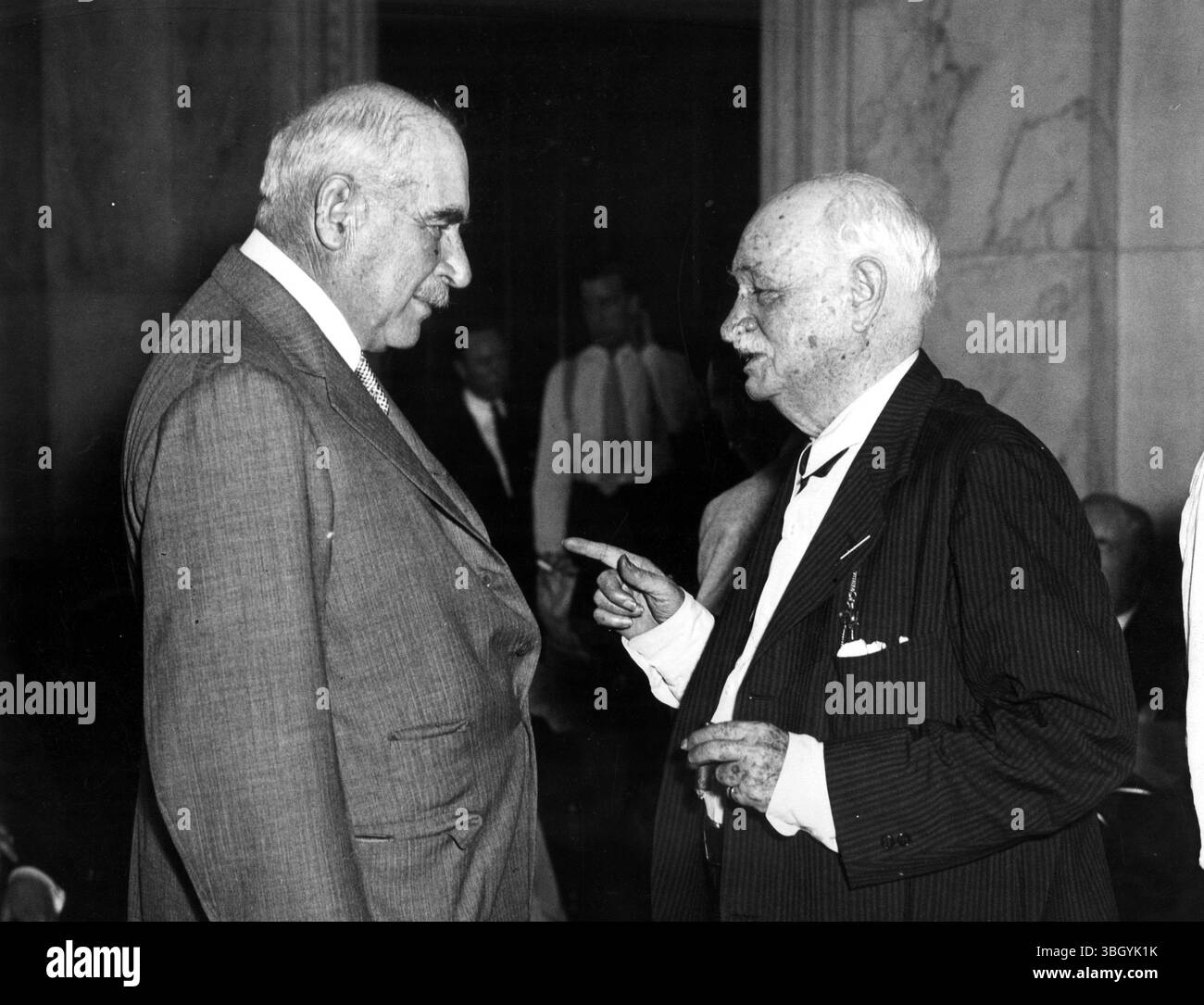 Al Senato Morgan Inquriy. J P Morgan, famoso finanziere di New York, parla con il senatore Duncan Fletcher della Florida, presidente. 9 giugno 1933 Foto Stock