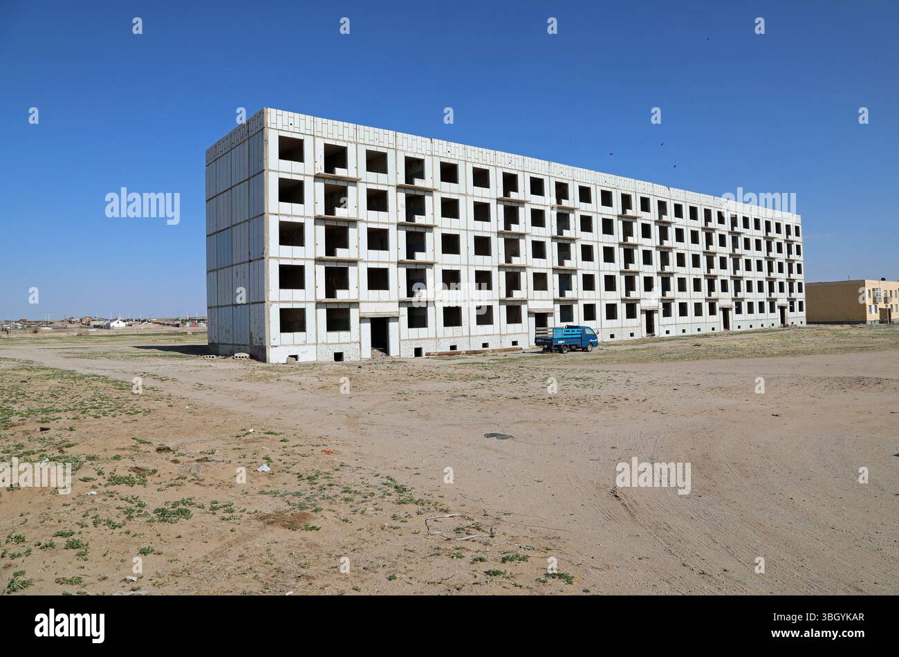 Blocco di appartamenti abbandonato costruito dai russi per il personale in una base militare in Mongolia Foto Stock
