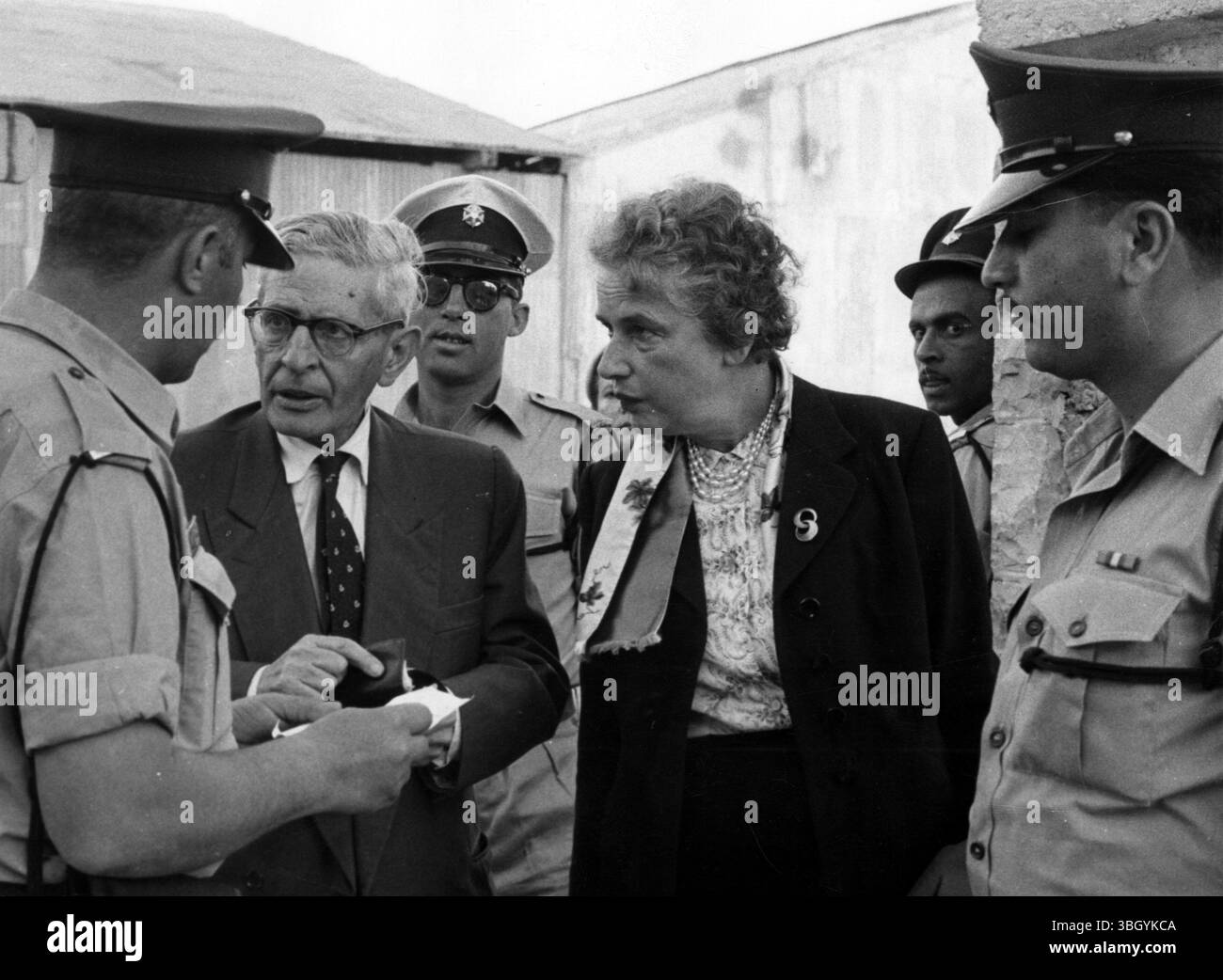 Il dottor Benno Cohn arriva per testimoniare. Uno dei principali testimoni del processo di Adolf Eichmann qui, il dottor Benno Cohn, secondo a sinistra, arriva con la moglie (al centro) per testimoniare durante le udienze di oggi. 25 aprile 1961 Foto Stock