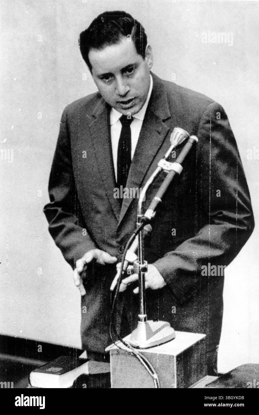 Non è stato ingoiato. Mordecai Ansbacher, un giovane ebreo, visto al banco dei testimoni, si erge a testimoniare per l'accusa all'udienza odierna del processo dell'ex colonnello nazista Adolf Eichmann a Gerusalemme. 12 maggio 1961 Foto Stock