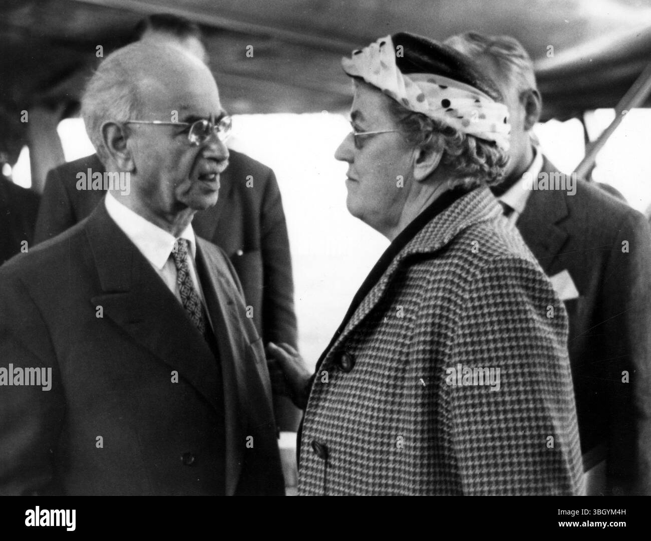 Dulles, sorella e Berlino. La signora Eleanor Lansing Dulles, assistente speciale dell'ufficio degli affari tedeschi del Dipartimento di Stato, parla con il senatore di Berlino Ovest Paul Hertz dopo il suo arrivo presentando domanda. 18. Aprile 1959 Foto Stock