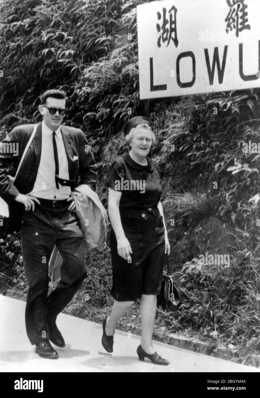 Triste viaggio. La signora Mary Downey della nuova Gran Bretagna, e suo figlio William, tornano a Hong Kong alla stazione di frontiera di Lowu dopo aver visitato il figlio della signora Downey, John, uno dei quattro americani detenuti nella Cina comunista. 30 maggio 1962 Foto Stock