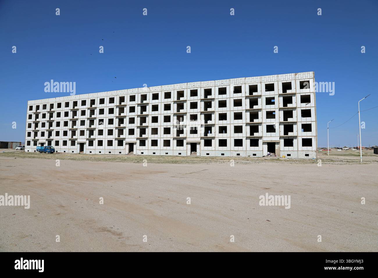 Blocco di appartamenti abbandonato costruito dai russi per il personale in una base militare in Mongolia Foto Stock