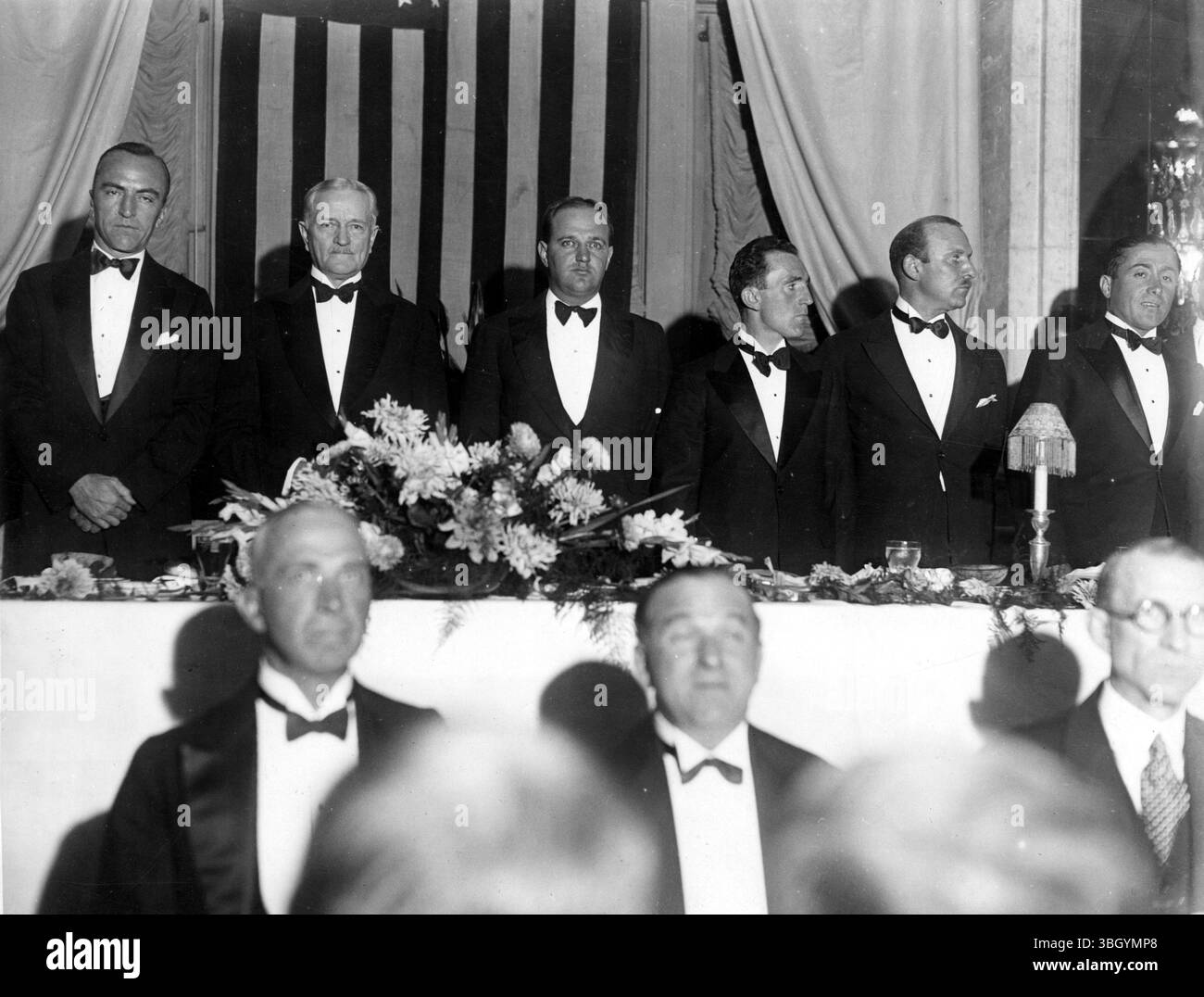 Dieudonne Costes e Maurice Bellonte , i primi a fare un volo non stop verso ovest sull'Atlantico , mostrati mentre erano intrattenuti alla reception del Willard Hotel , Washington . Da sinistra a destra Capitano Eddie Rickenbacker , generale John J Pershing , F Trubee Davison , Maurice Bellonte , Jules Henry , Capitano Dieudonne Costes Foto Stock