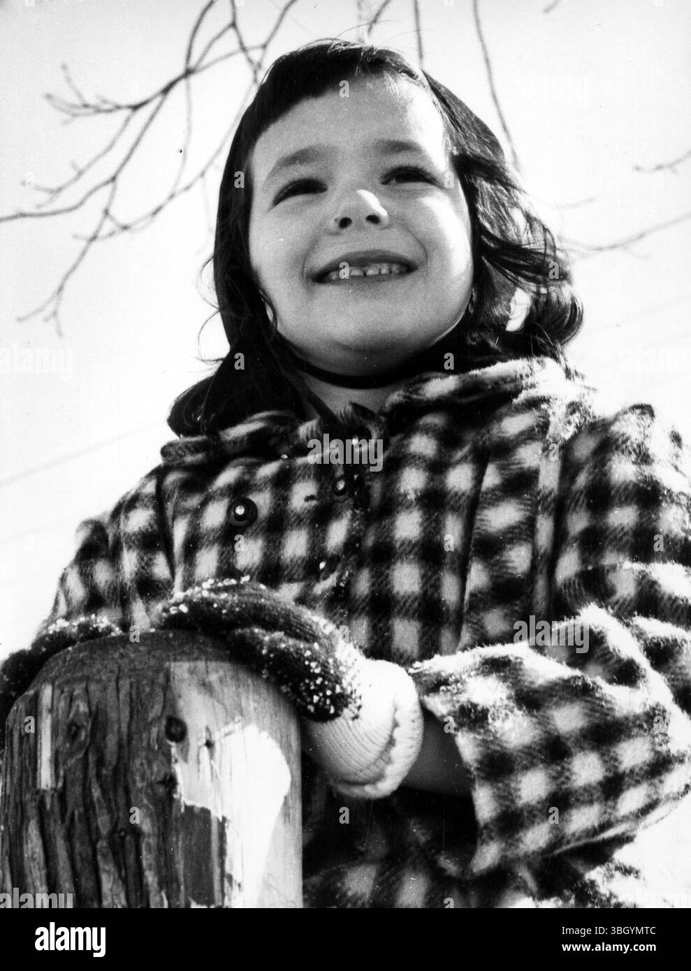 Alice Marie 4, sorride mentre continua la battaglia di custodia tra i suoi genitori adottivi Mr e Mrs Richard Combs e il Consiglio di Stato del New Jersey per il benessere dei bambini . I desideri del Consiglio per il benessere dei bambini impediscono ai genitori adottivi di adottare legalmente il bambino , sostenendo che Alice Marie vanta un QI di livello quasi geniale, ma che lei sarebbe genitori sono solo nella media Foto Stock