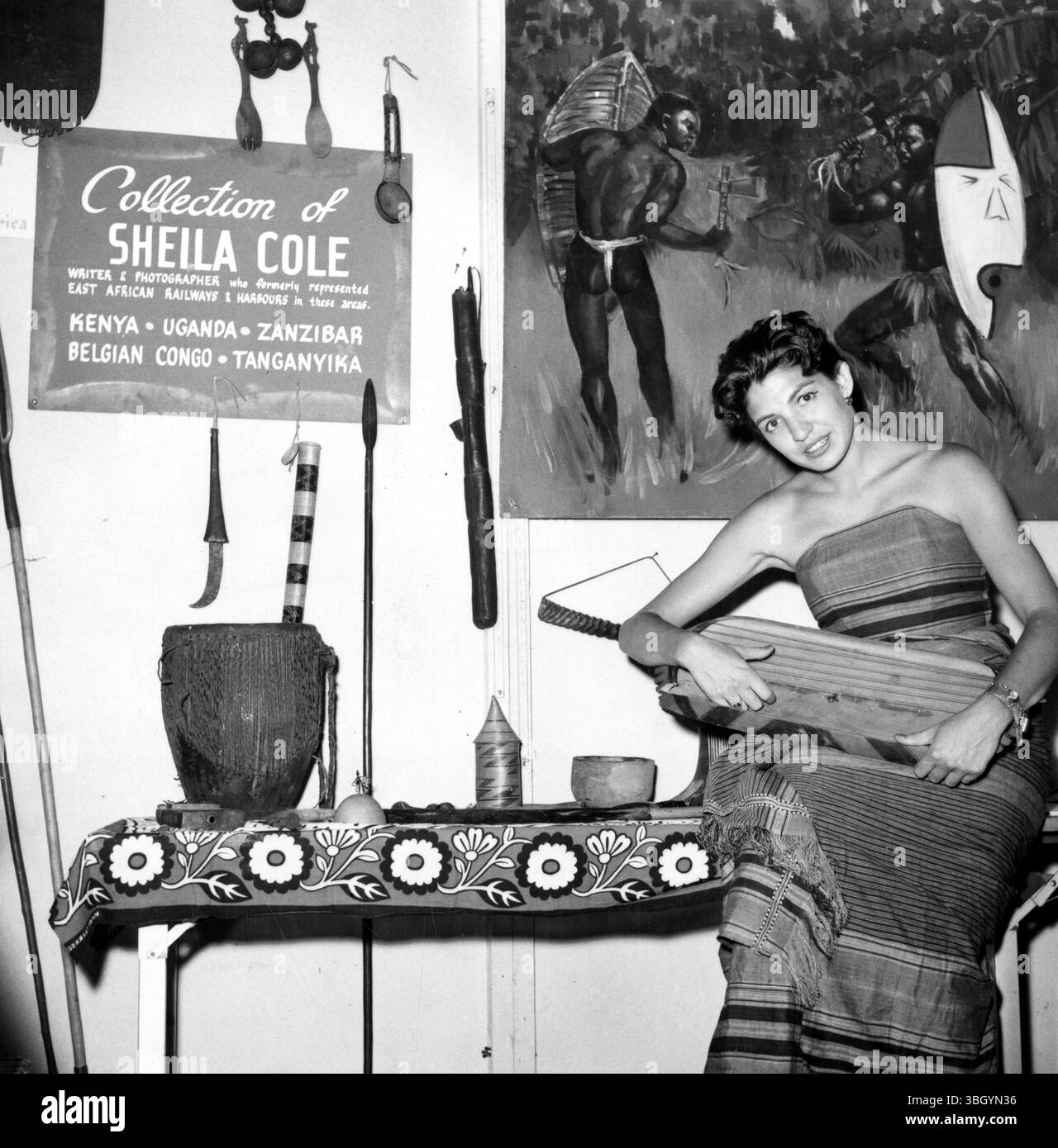 Indossando un costume nativo africano, la scrittrice Sheila Cole di Milwaukee espone la sua collezione di oggetti d'arte e altri articoli provenienti dall'Africa centrale orientale all'apertura dell'African Heritage Exposition di New York Foto Stock