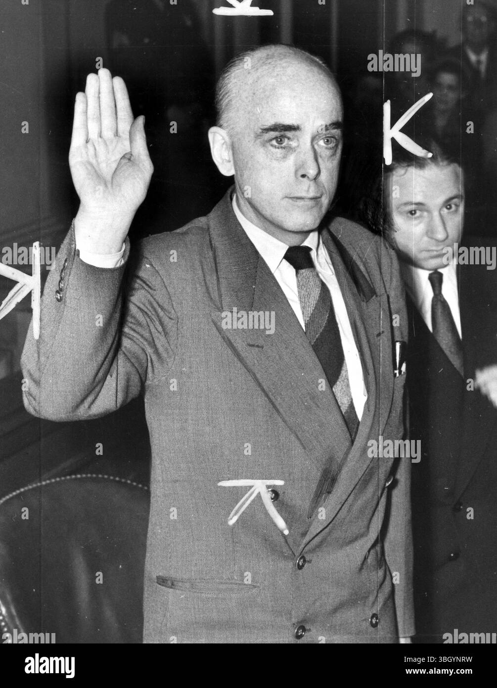 Autore socialista e giornalista Cedric H Belfrage con mano alzata, forse facendo il giuramento di comparire davanti alla camera delle Nazioni Unite per le attività americane Comitato 1953 Foto Stock
