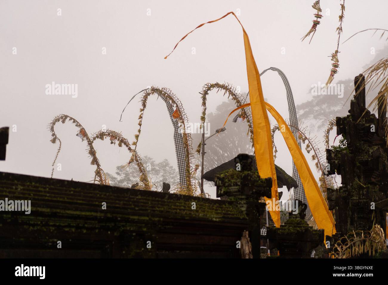 Decorazioni del tempio in nebbia di montagna Foto Stock