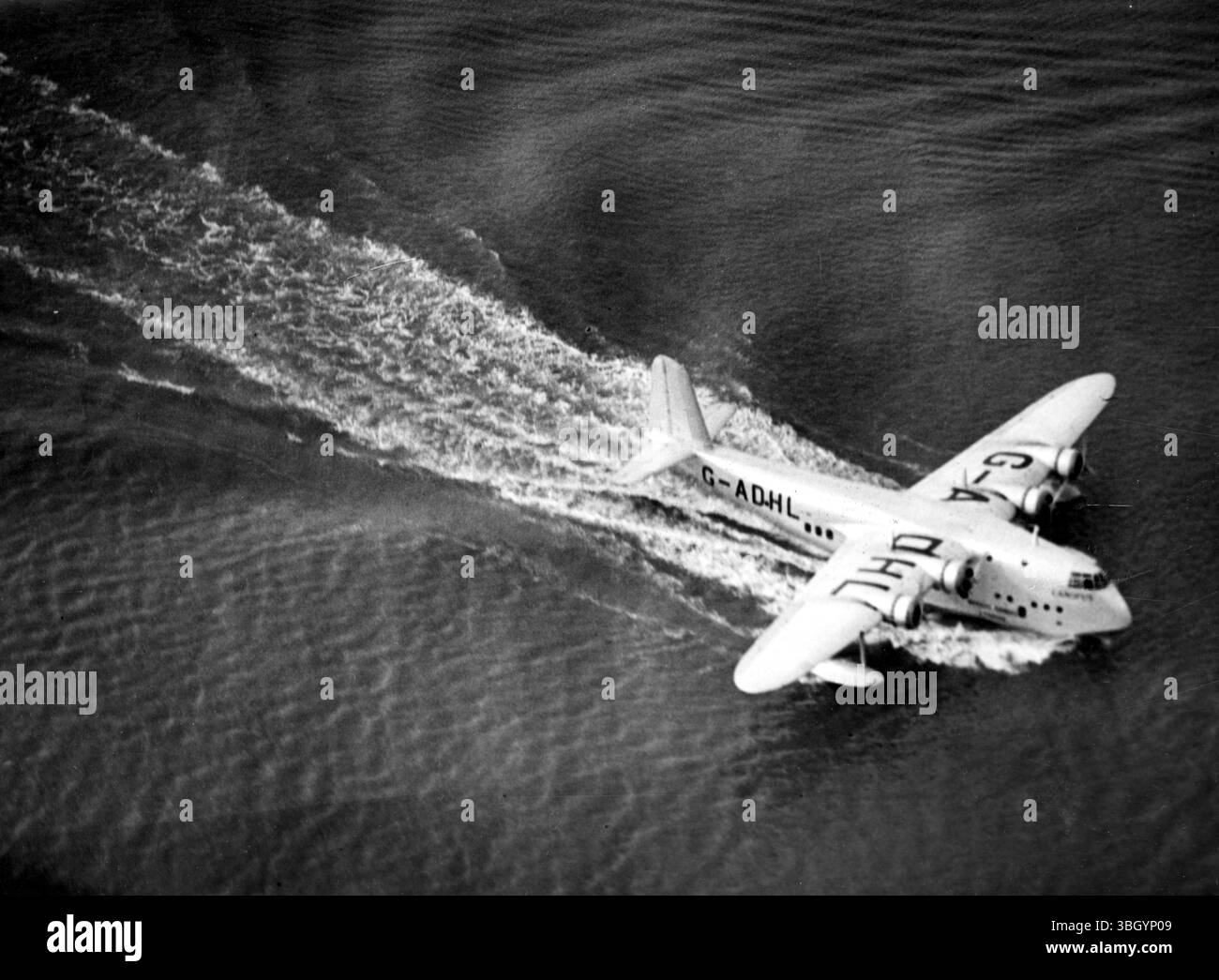 Veduta aerea del Canopus , il primo dei nuovi idrovolanti da 17 1/2 tonnellate della Imperial Airways per il servizio sulle rotte aeree dell'Empire in partenza da Rochester, Kent, durante il suo volo inaugurale Foto Stock