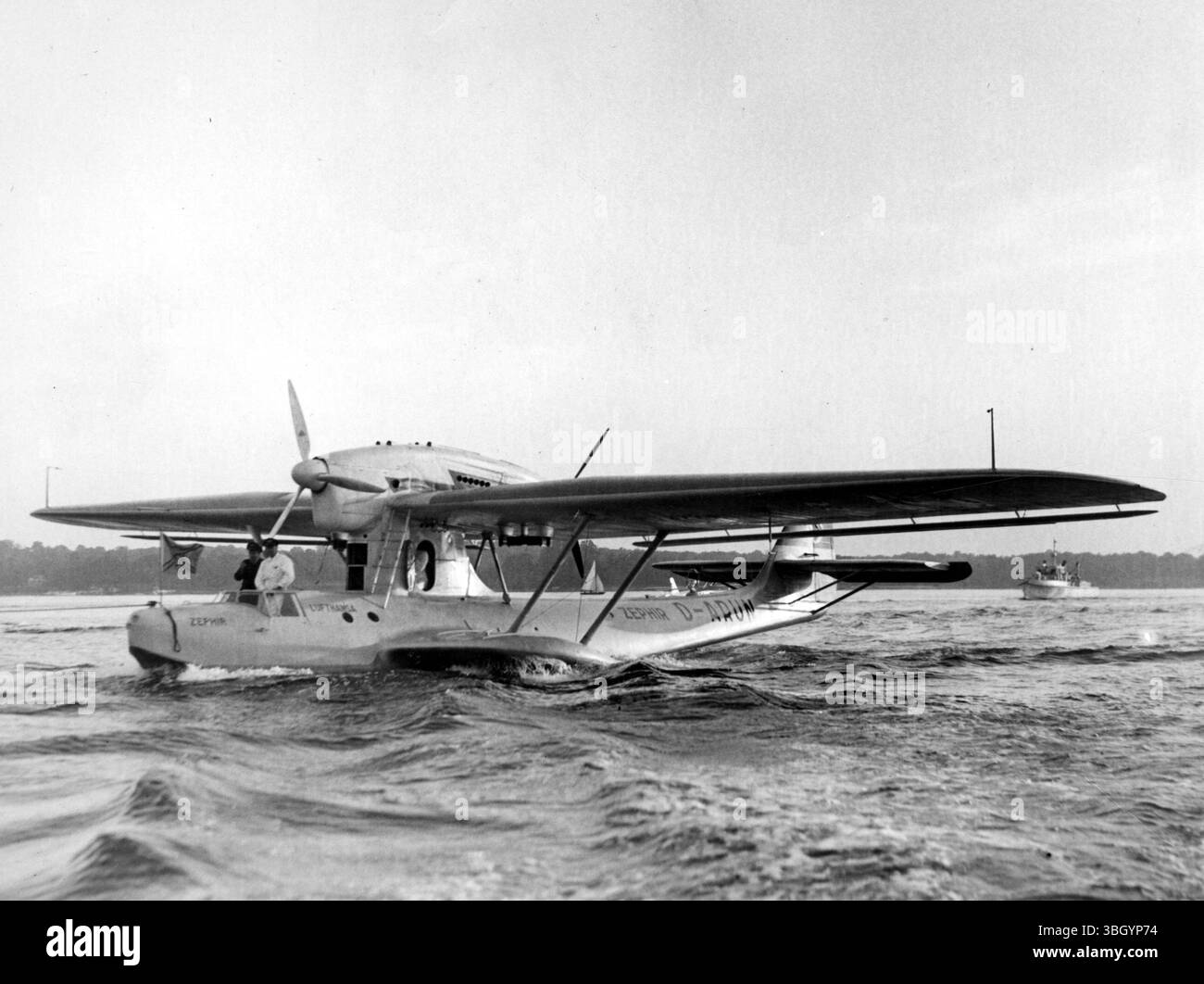 Un'incredibile rotta di posta aerea attraverso l'Atlantic Lufthansa Dornier, il motoscafo Zephir che riposa sull'acqua a Port Washington, New York, dopo aver completato il primo volo non-stop dalle Azzorre. La foto mostra tre quarti di visuale con l'equipaggio in cabina. Foto Stock