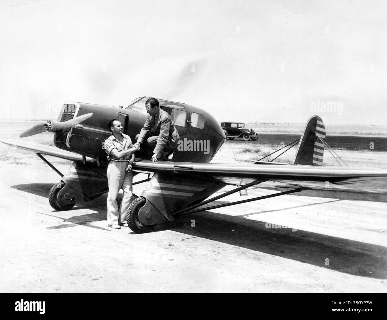 Il primo modello del progetto di monoplano AV-8 a due posti , equipaggiato con un motore Ford V-8 e recentemente testato all' aeroporto di Los Angeles . Disegnato da Neill McGaffey ha mostrato stringere la mano con il pilota collaudatore Vance Breese . Foto Stock