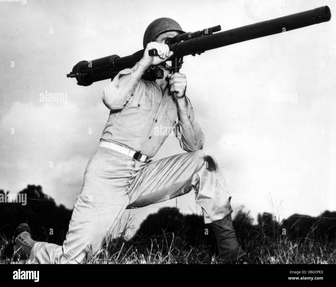 Il caporale Harry Watkins mostra la nuova arma di fanteria dell'esercito americano, il fucile M18 57mm senza rinculo con vista telescopica Foto Stock