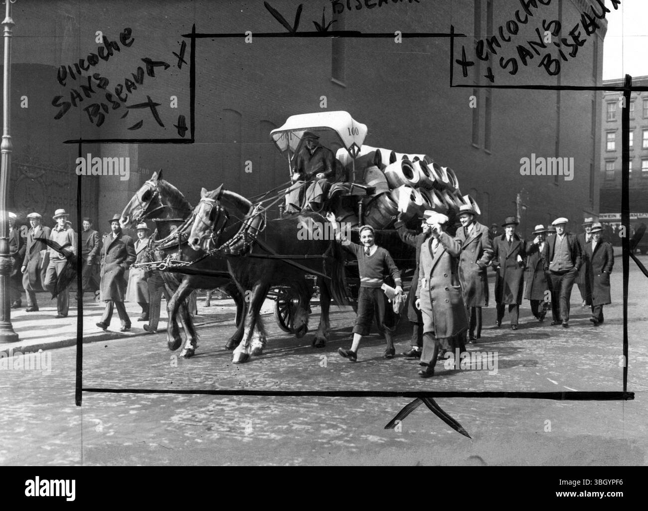 Quando diventa legale per i newyorkesi bere di nuovo birra vera, la Ruppert Brewery di New York userà carri trainati da cavalli come faceva nei "bei vecchi tempi". Ecco uno che viene guidato lungo la 91st Street Foto Stock