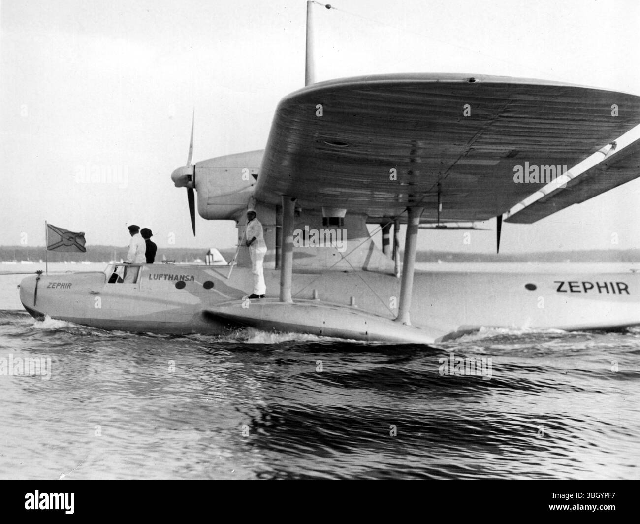 Un'incredibile rotta di posta aerea attraverso l'Atlantic Lufthansa Dornier, il motoscafo Zephir che riposa sull'acqua a Port Washington, New York, dopo aver completato il primo volo non-stop dalle Azzorre. La foto mostra la vista laterale con l'equipaggio in cabina e sull'ala Foto Stock