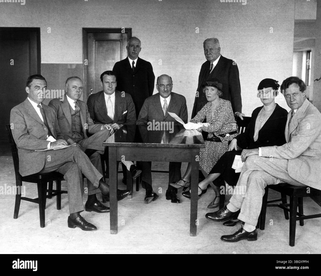 I leader delle organizzazioni antiproibizionismo si sono incontrati nell' Empire State Building da sinistra a destra : Frank A K Boland , Counsel of the American Hotel Association , Henry A Johnson , Voluntary Committee of Lawyers , Enos Curtin , Executive Commander of Crusaders , Henry H Curran ( in piedi ) Presidente dell' Association Against Proibizionismo Amendment , Pierre S Dupont , Chairman Executive Committee of AAPA , Captain W H Stayton ( in piedi ) Presidente del Consiglio di amministrazione AAPA, sig.ra Charles H Sabin, presidente dell'Organizzazione femminile per la riforma del divieto nazionale, sig.ra Courtland Nicoll, vicepresidente WONPR, Raym Foto Stock
