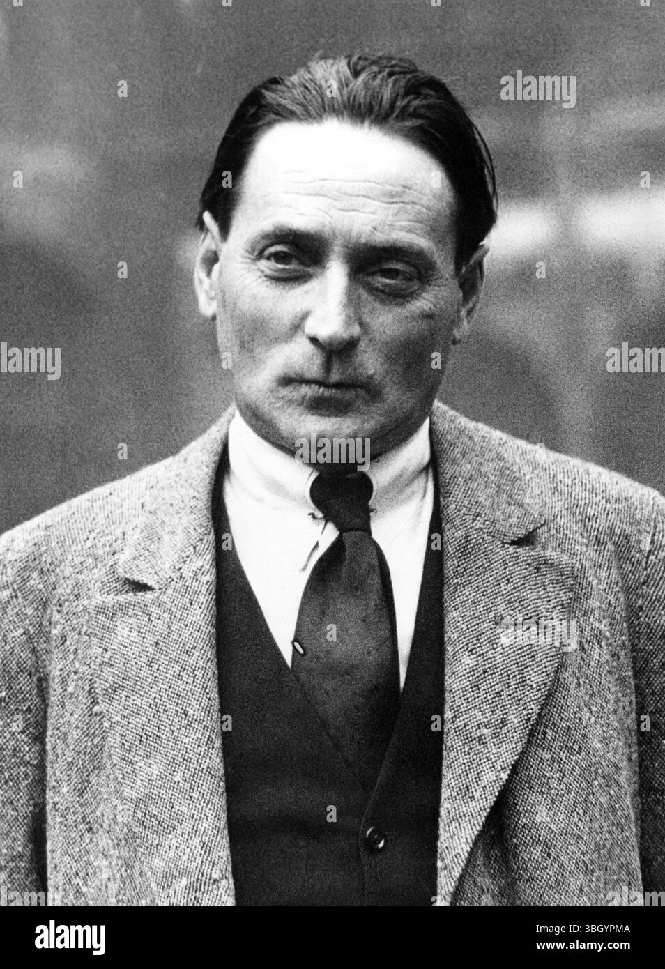 Il romanziere britannico Compton MacKenzie apparve nella sala di giustizia della Guildhall di Londra per rispondere ad una citazione ai sensi della legge ufficiale sui segreti , in relazione al suo libro ' Greek Memories' , che racconta alcune delle sue esperienze quando era impegnato in lavori segreti durante la guerra e che fu ritirato dalla pubblicazione su richiesta del governo . Spettacoli fotografici : il signor Compton MacKenzie dopo aver frequentato la Guildhall . Il caso è stato rinviato di una settimana e il suo consulente ha chiesto che il processo venisse ascoltato in pubblico. 16 novembre 1932 Foto Stock