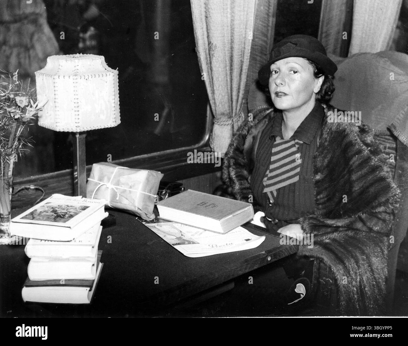La signorina norma Talmadge , attrice cinematografica americana , ha lasciato la stazione di Paddington , Londra , sul trenino Ile de France per tornare in America . Spettacoli fotografici : norma Talmadge alla stazione di Paddington , Londra , prima della partenza . 9 febbraio 1934 Foto Stock