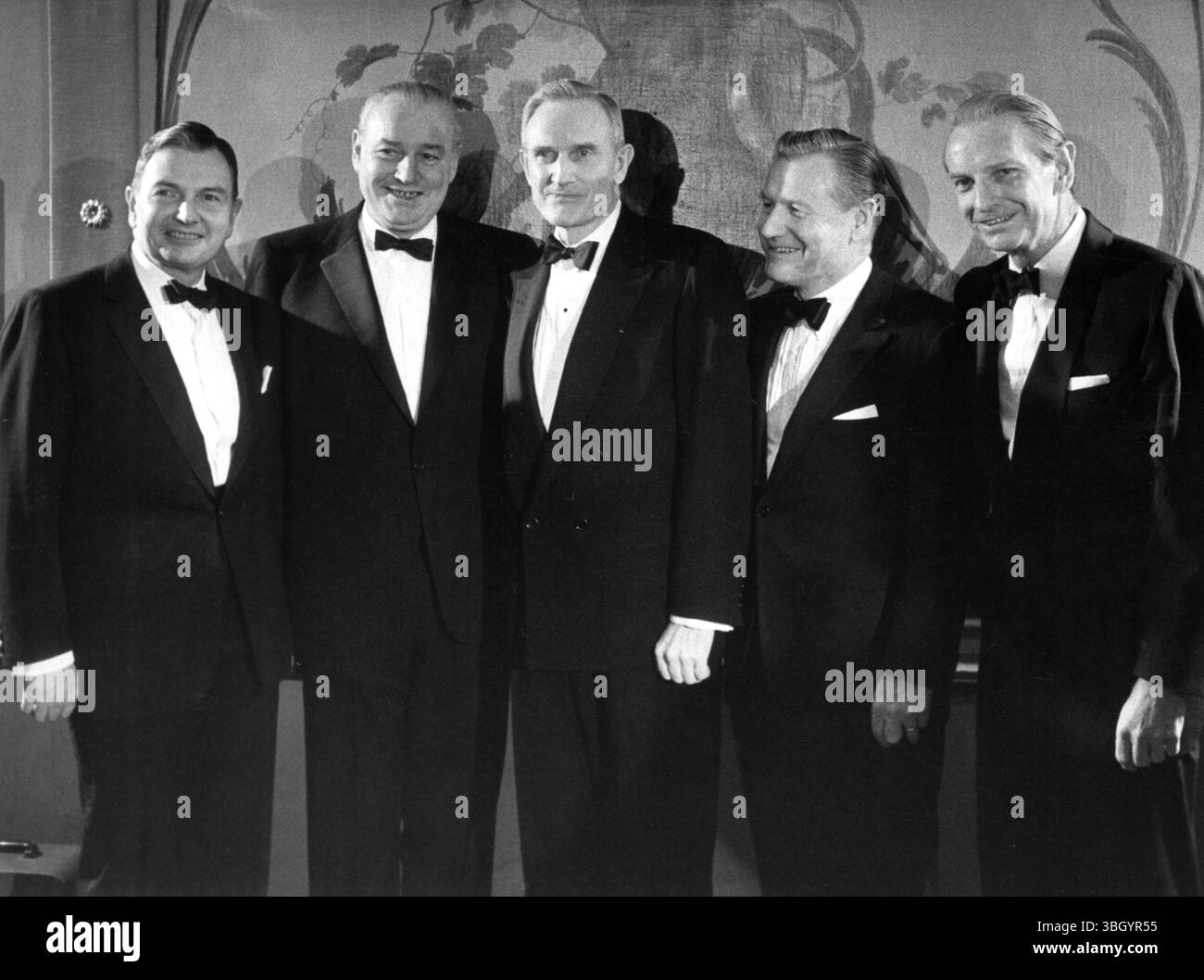 I fratelli Rockefeller - tutti e cinque - sono mostrati durante una cerimonia del Plaza Hotel a New York , durante la quale hanno ricevuto medaglie d'oro ' per il distinto servizio all'umanità ' dal National Institute of Social Science . Fu la prima riunione pubblica dei fratelli dal 1960. Da sinistra sono : David , presidente della Chase Manhattan Bank , Winthrop , governatore dell' Arkansas , John D 3rd , filantropo , Nelson , governatore di New York e Laurance , conservazionista . 28 novembre 1967 Foto Stock
