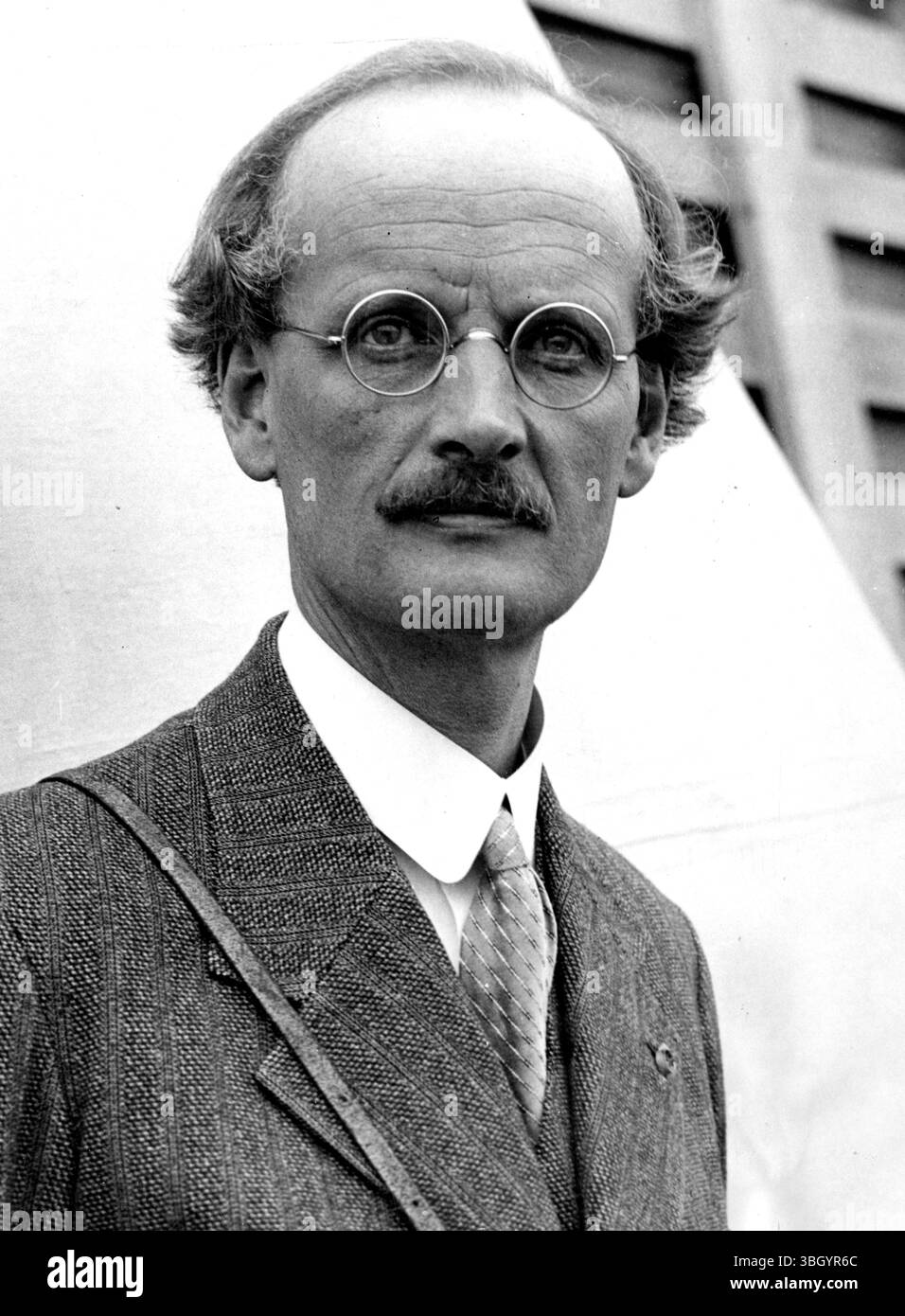 Raggiunge una velocità di 500 miglia in aereo. Prevedendo che gli aerei commerciali viaggeranno a velocità fino a 500 miglia orarie nel prossimo futuro, Auguste Piccard, famosi scienziati belgi che per due volte penetrarono nella stratosfera, è qui visto. A bordo della SS Champlain al suo arrivo a New York, 21esimo. Giugno. 21 giugno 1933 Foto Stock