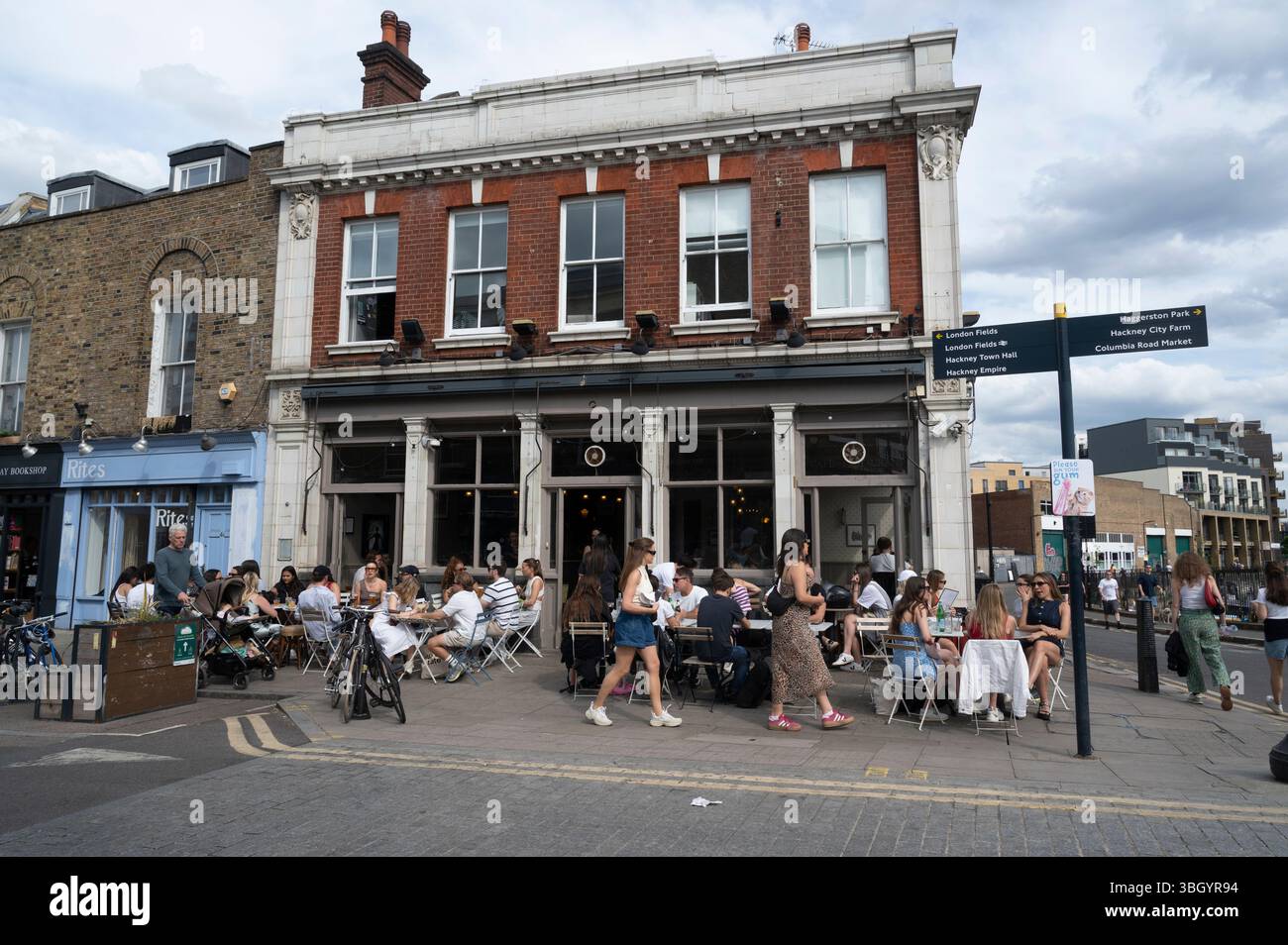 Hackney, Londra, Inghilterra, Broadway Market. Bar affollato, affollato il sabato pomeriggio. Foto Stock