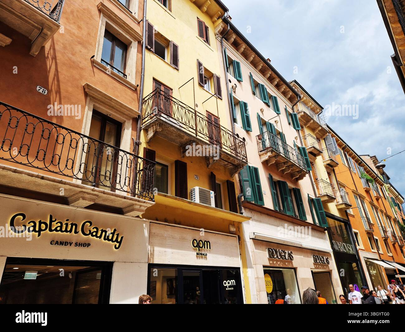 Colorati edifici della città europea con negozi e balconi in un giorno di sole. Verona, Italia Foto Stock