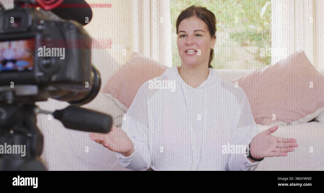 Immagine di interferenza sulla donna caucasica che fa vlog con la fotocamera Foto Stock