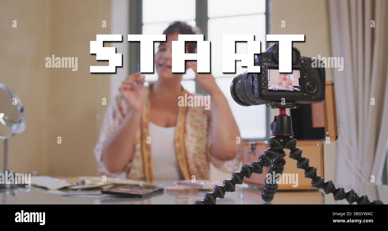 Immagine del testo iniziale su una donna caucasica che crea vlog con la fotocamera Foto Stock