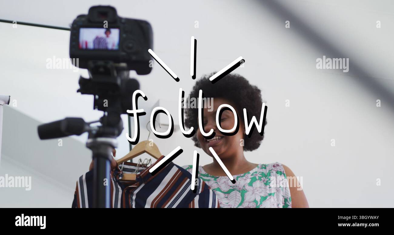 Immagine del testo di seguito su una donna afroamericana che prova i vestiti, facendo vlog con la fotocamera Foto Stock